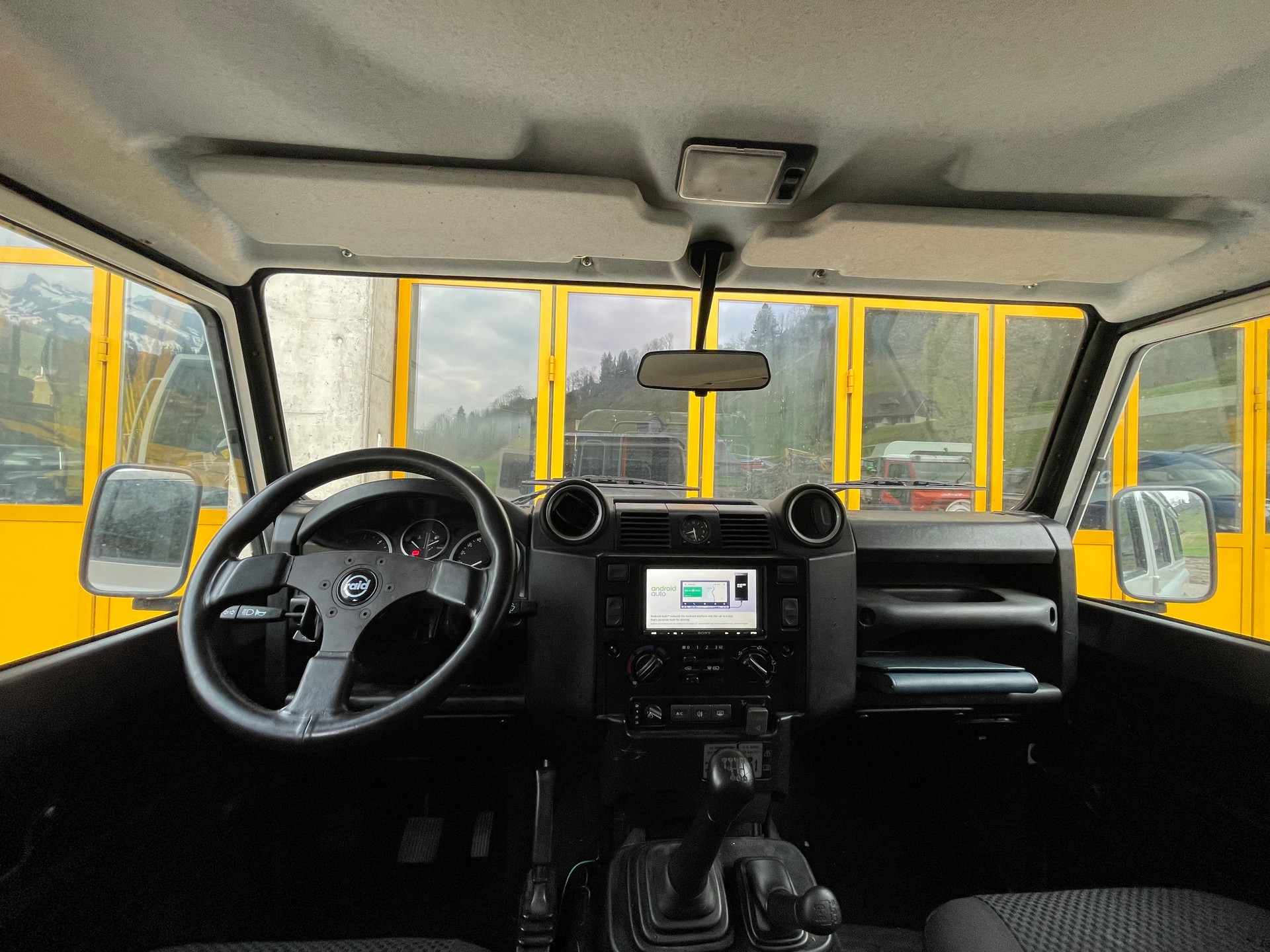 LAND ROVER Defender 110 2.2 TD4 Station Wagon-image-12