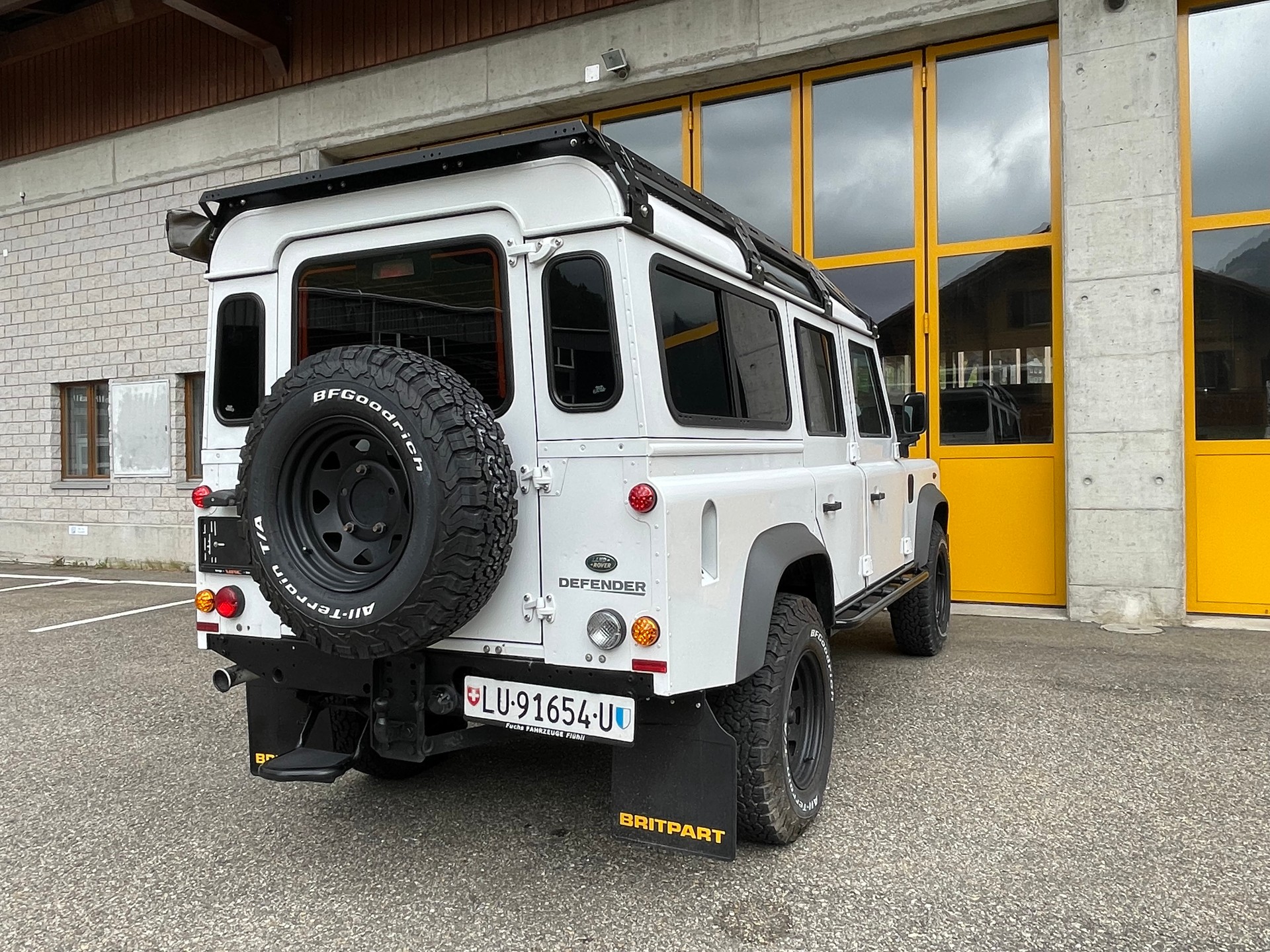 LAND ROVER Defender 110 2.2 TD4 Station Wagon-image-6