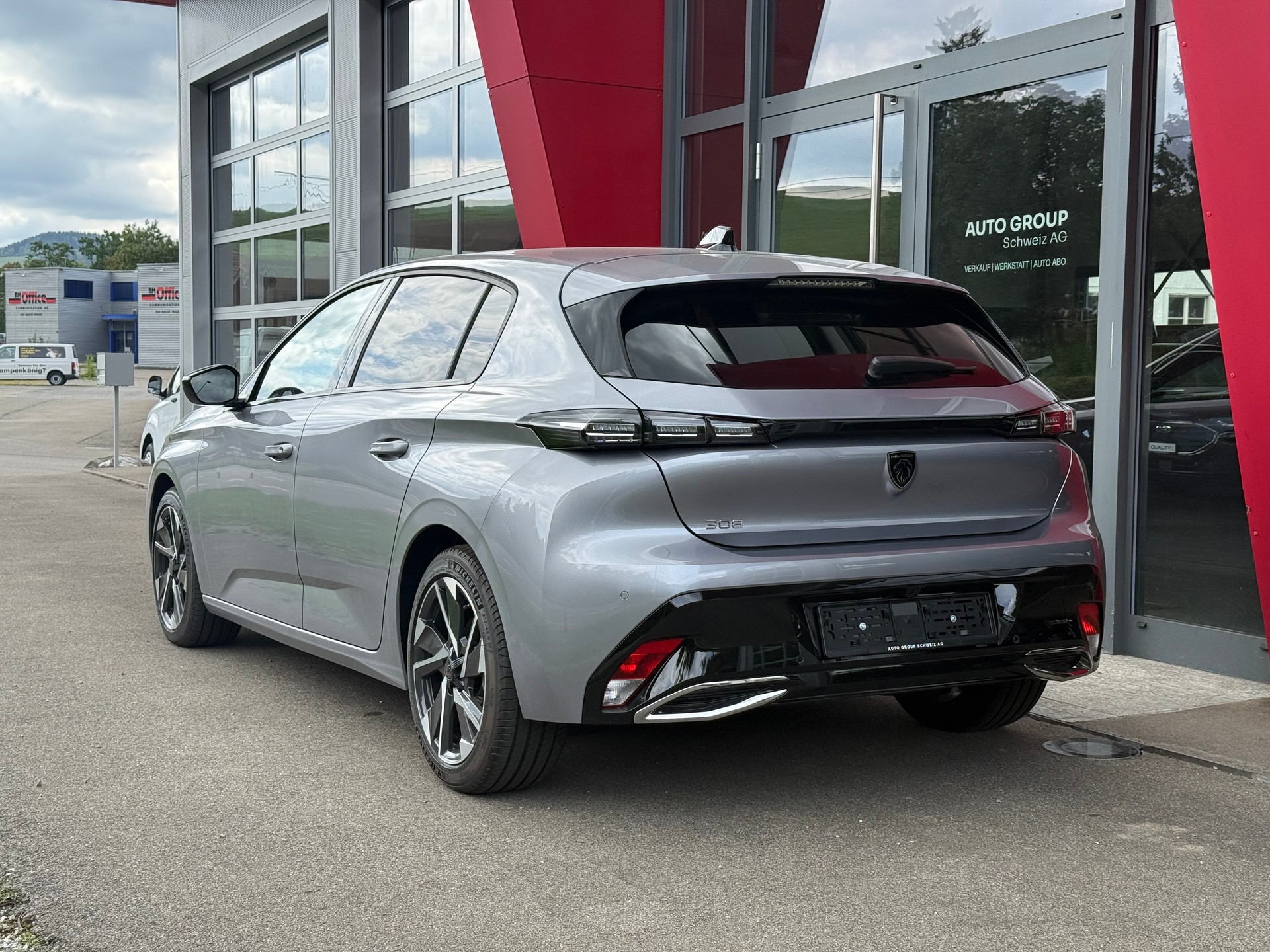PEUGEOT 308 1.2 Pure Tech Allure EAT8 LEASING AB 319.81 CHF / MONAT-showroom-element-2