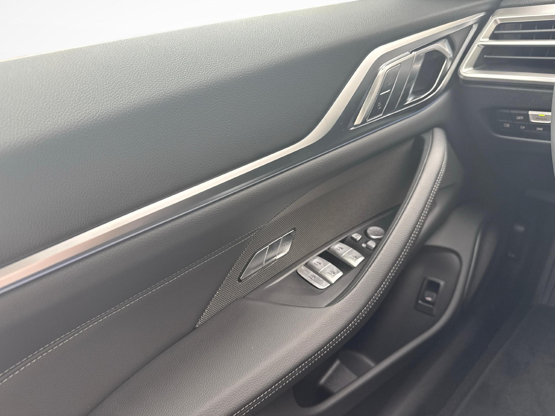 BMW i4 xDrive40-image-17