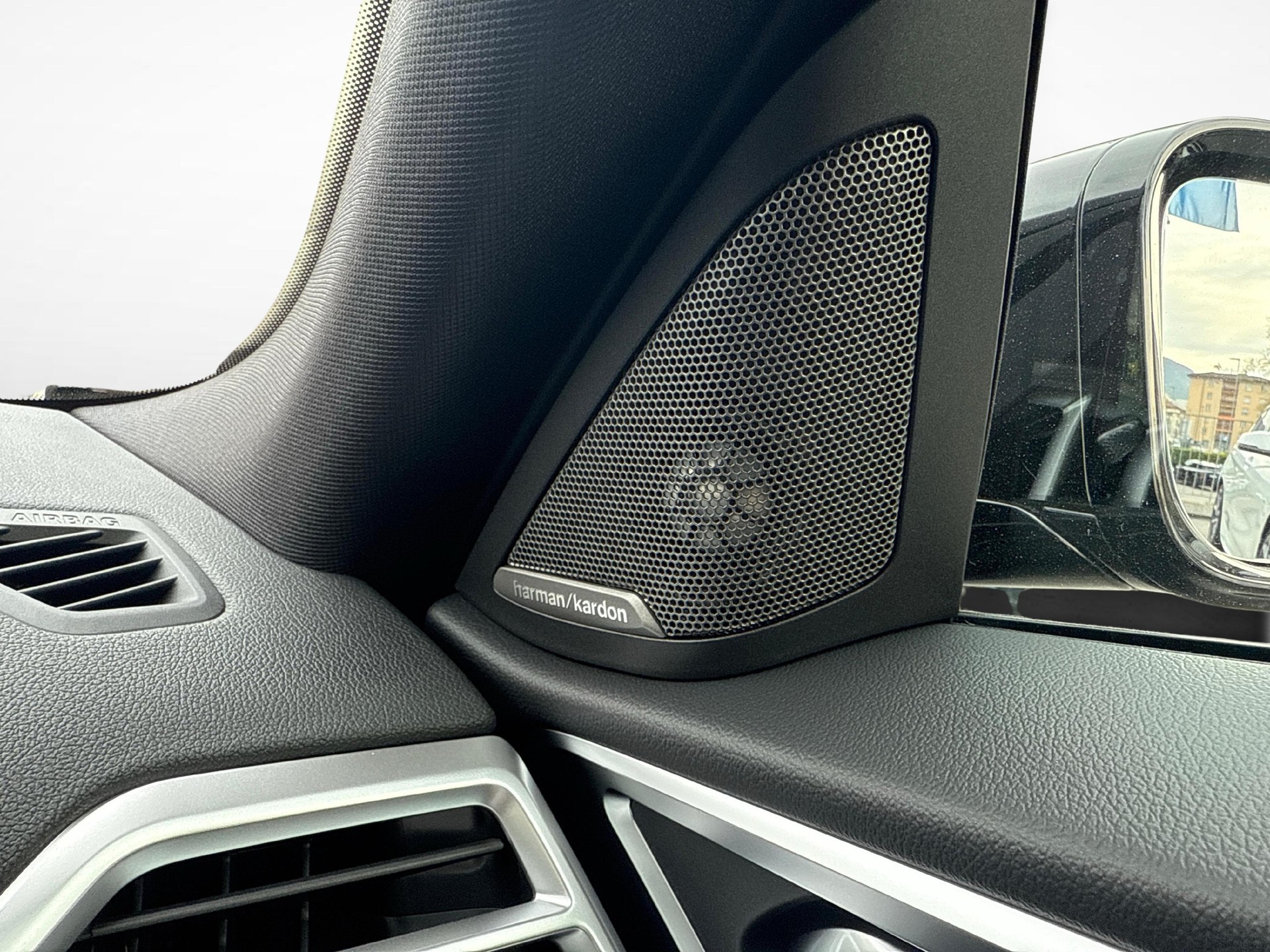 BMW i4 xDrive40-image-18