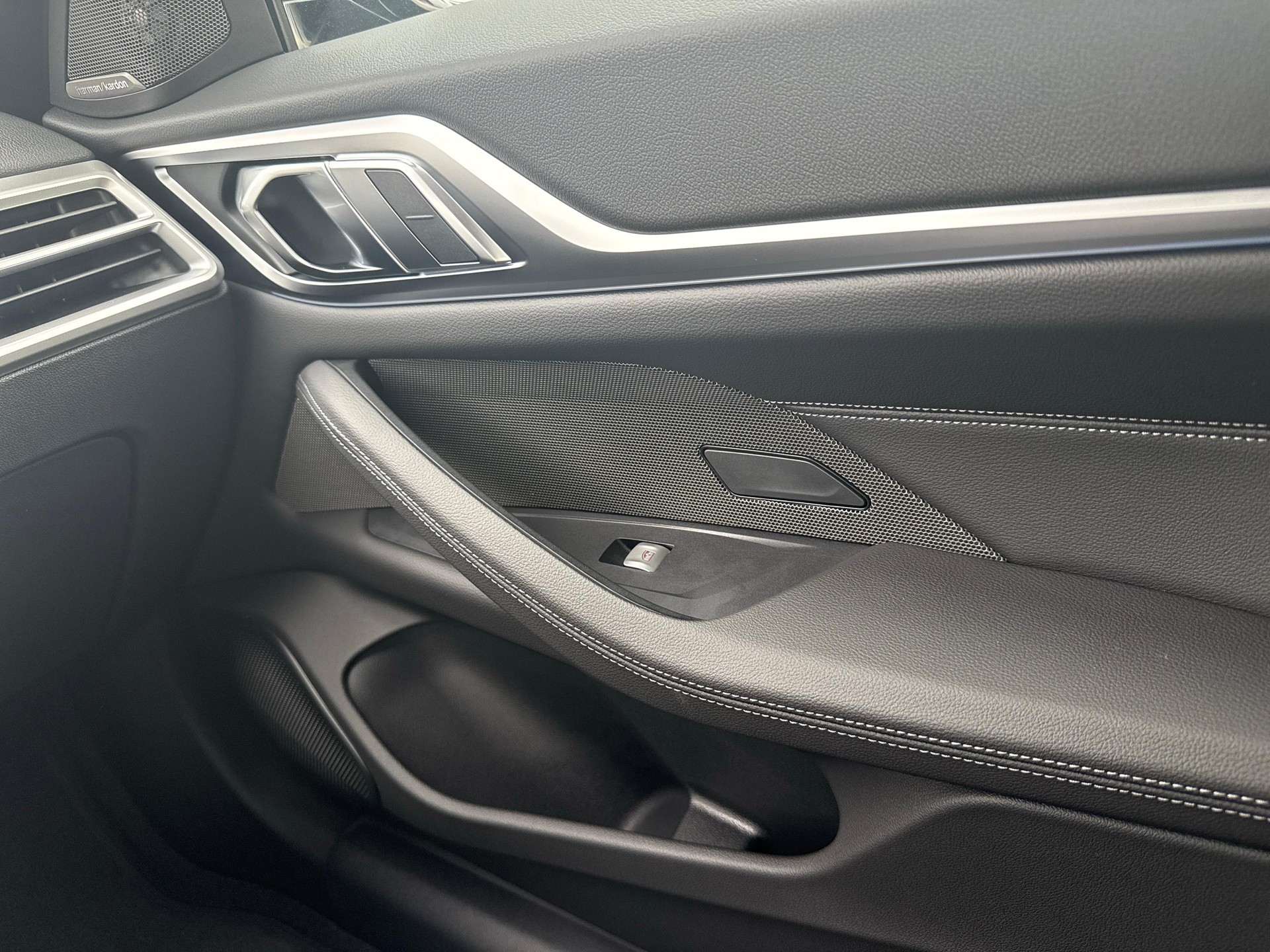 BMW i4 xDrive40-image-16