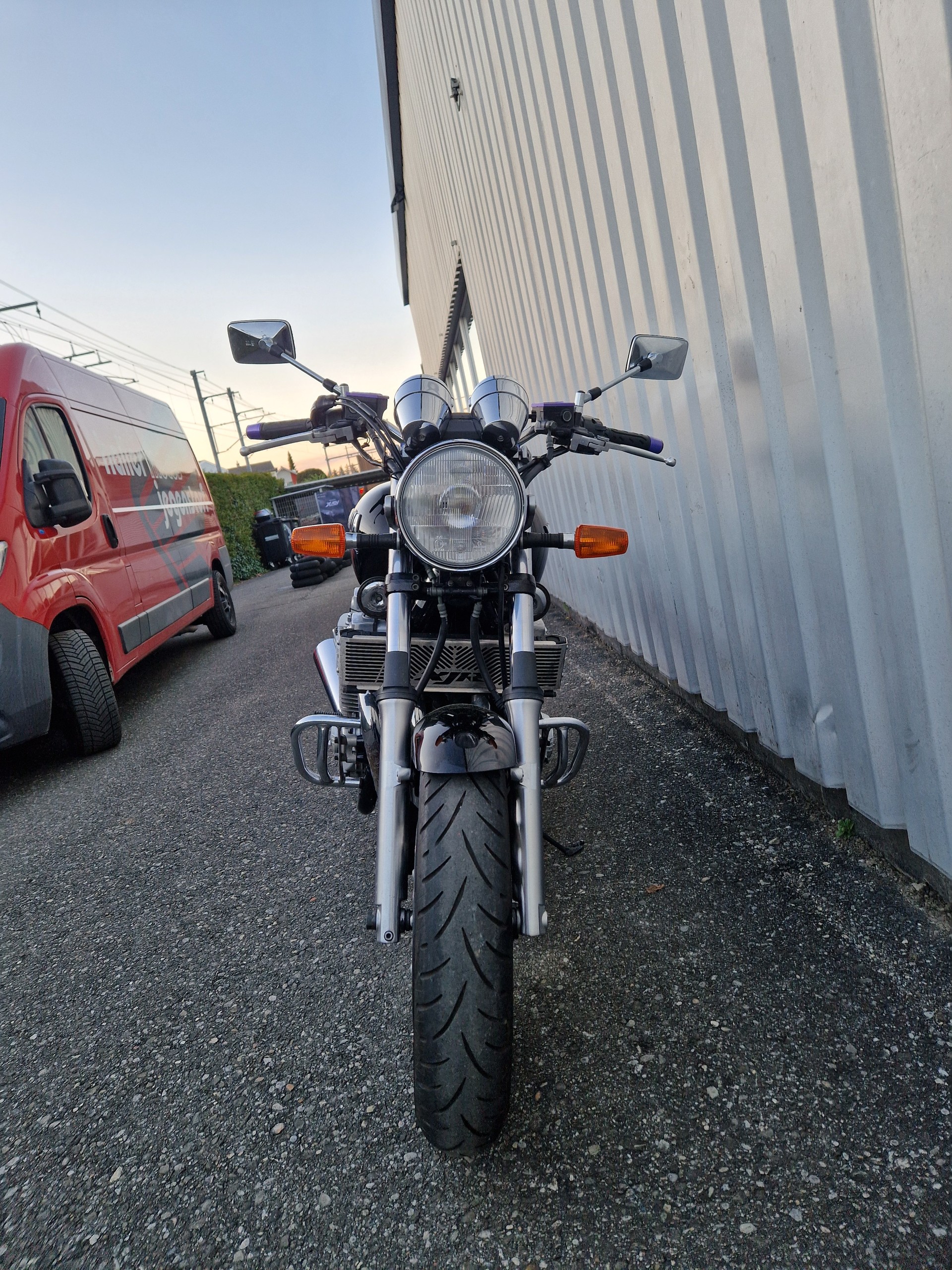 YAMAHA XJR 1300 Kundenauftrag-showroom-element-2