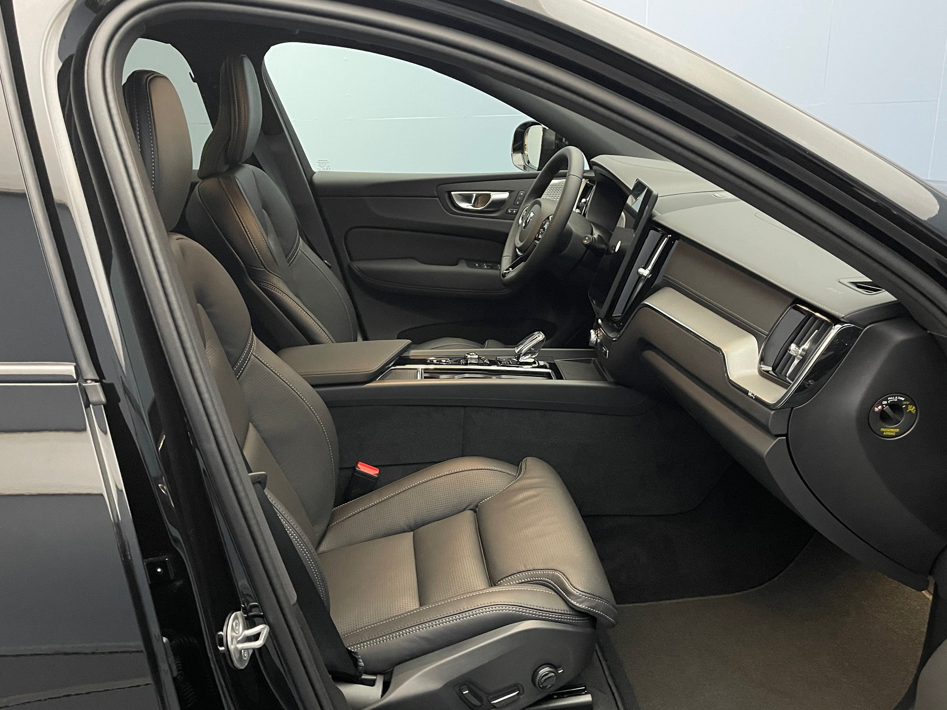 VOLVO XC60 2.0 T8 TE Black Edition eAWD-image-9