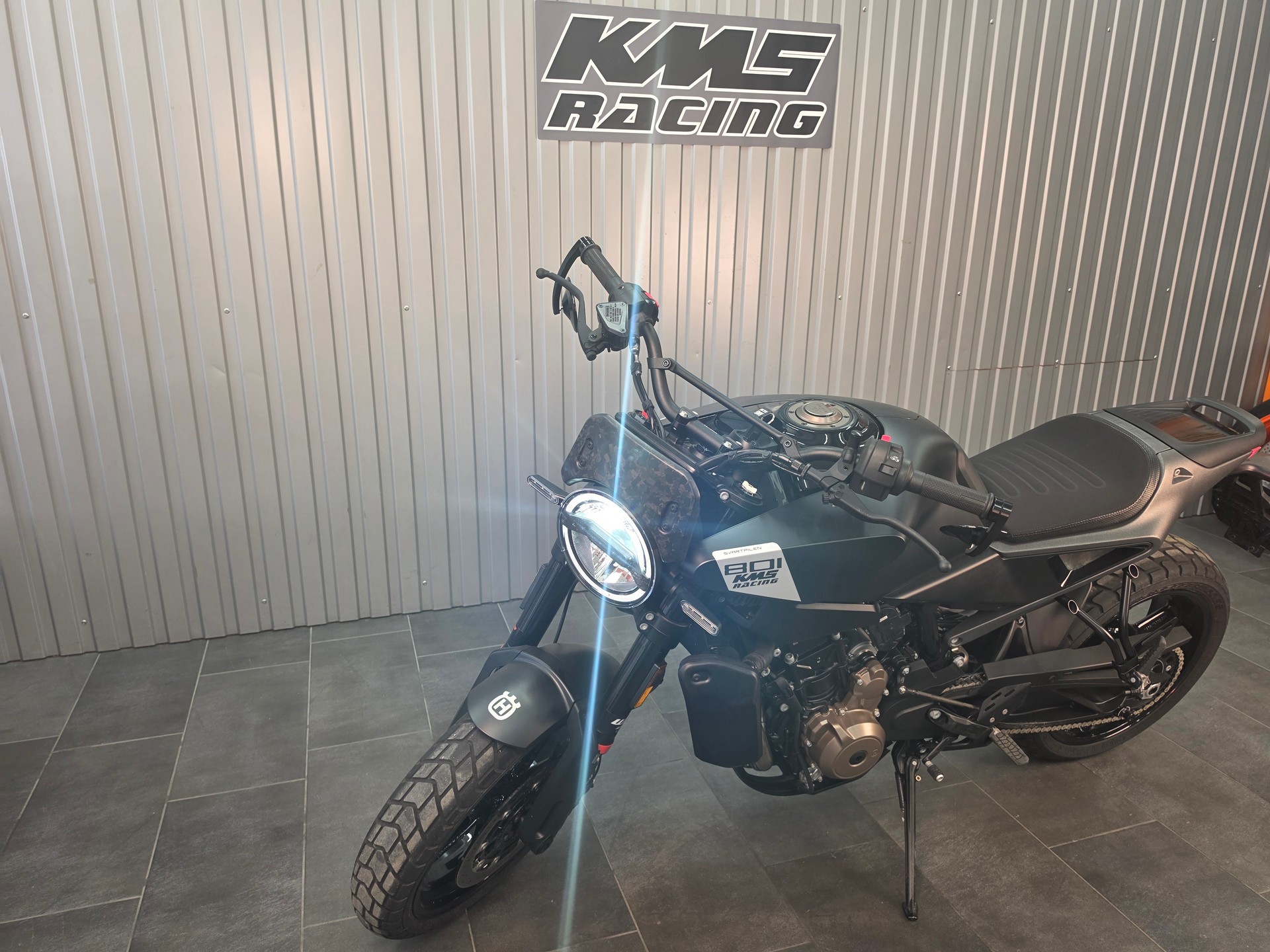 HUSQVARNA Svartpilen 801-showroom-element-3
