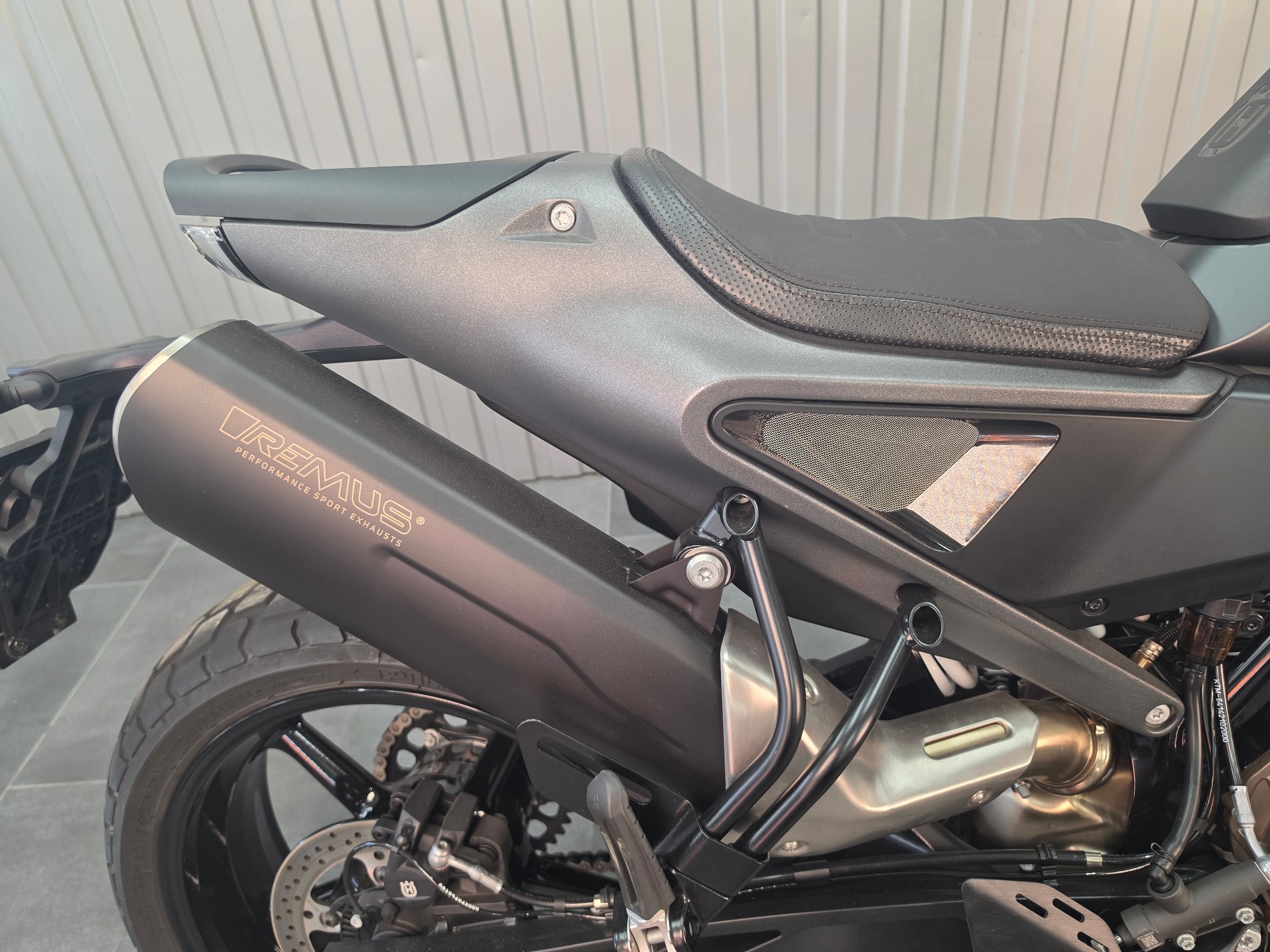 HUSQVARNA Svartpilen 801-showroom-element-2