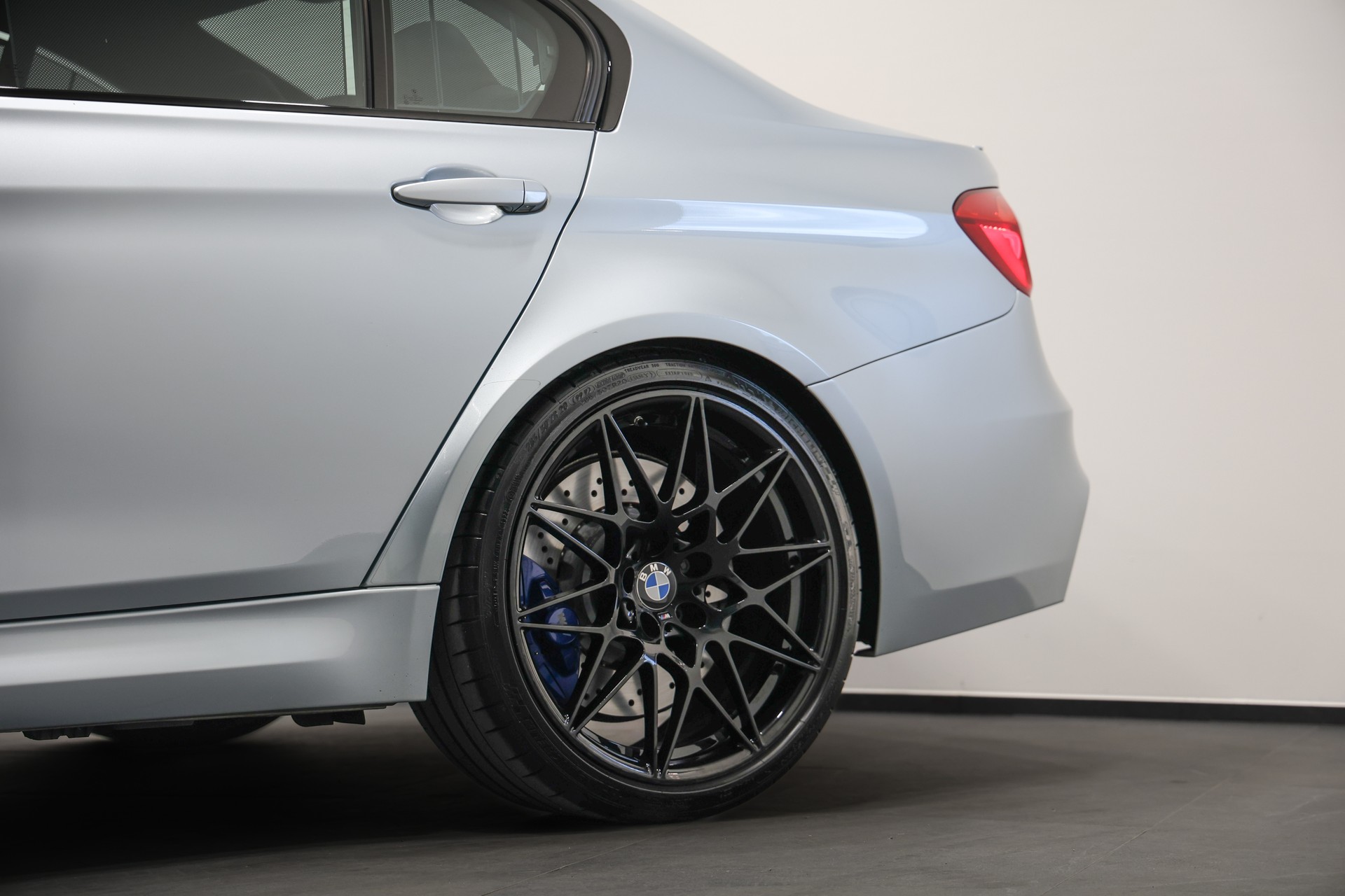 BMW M3 Competition Drivelogic *Individual Silverstone Metallic*-image-10