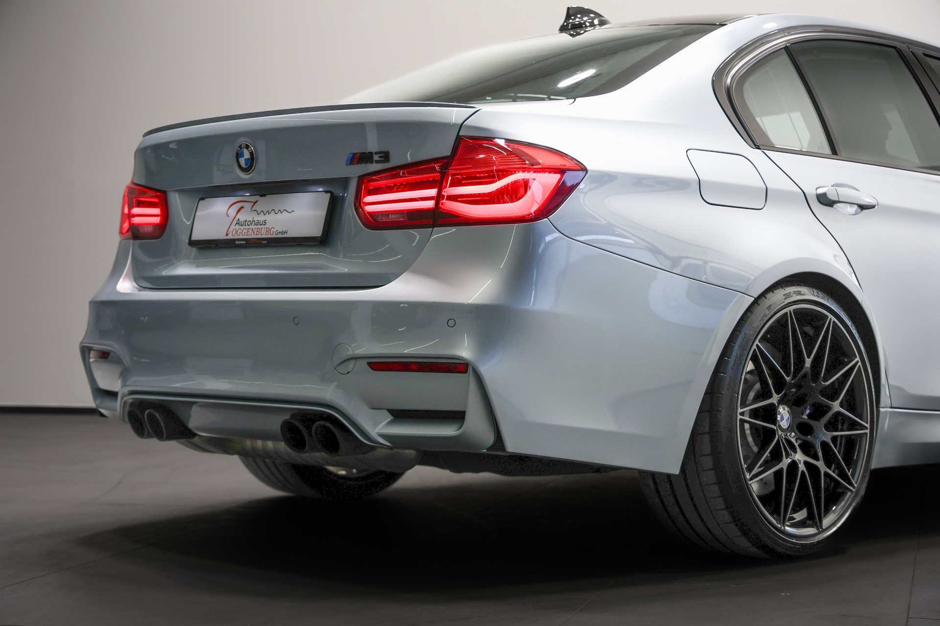 BMW M3 Competition Drivelogic *Individual Silverstone Metallic*-image-15