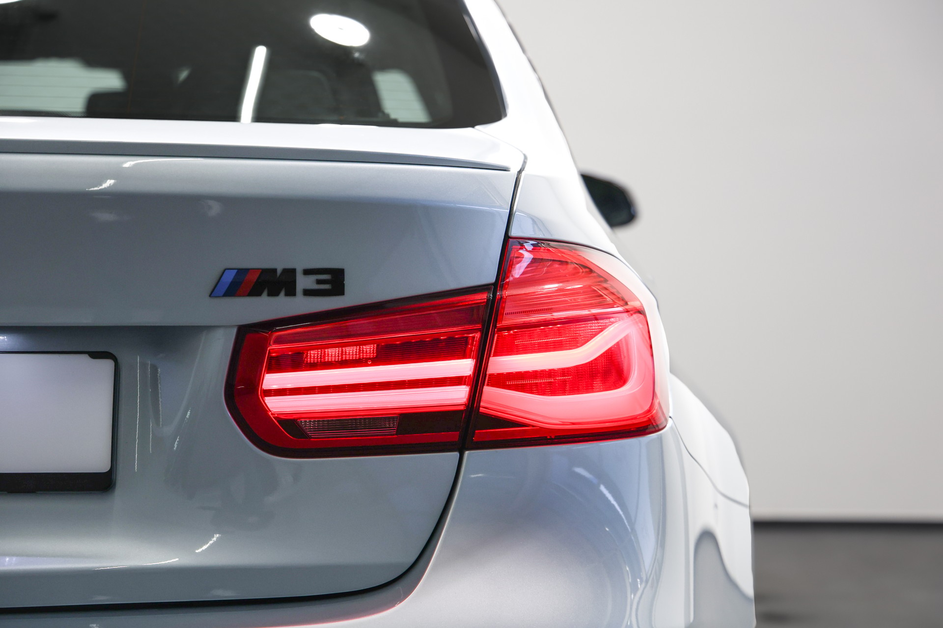 BMW M3 Competition Drivelogic *Individual Silverstone Metallic*-image-18