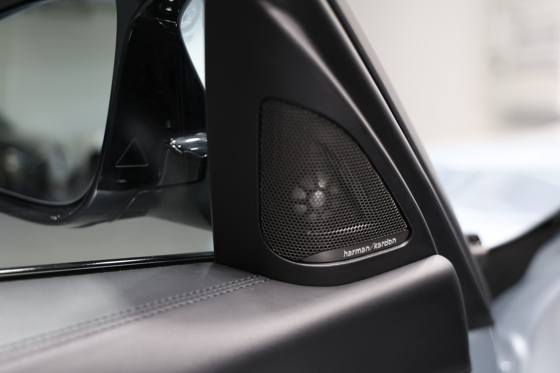 BMW M3 Competition Drivelogic *Individual Silverstone Metallic*-image-24
