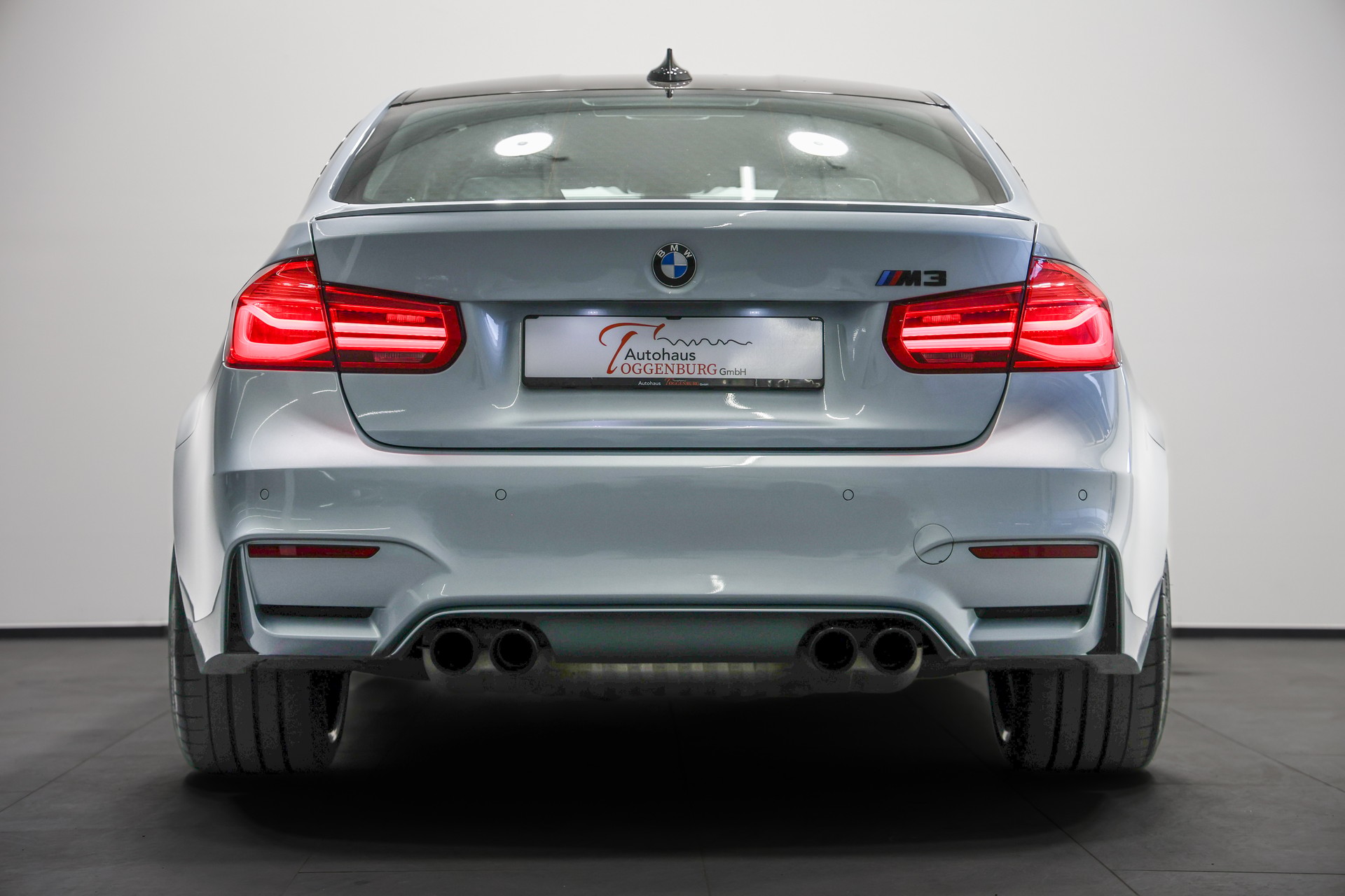 BMW M3 Competition Drivelogic *Individual Silverstone Metallic*-image-17