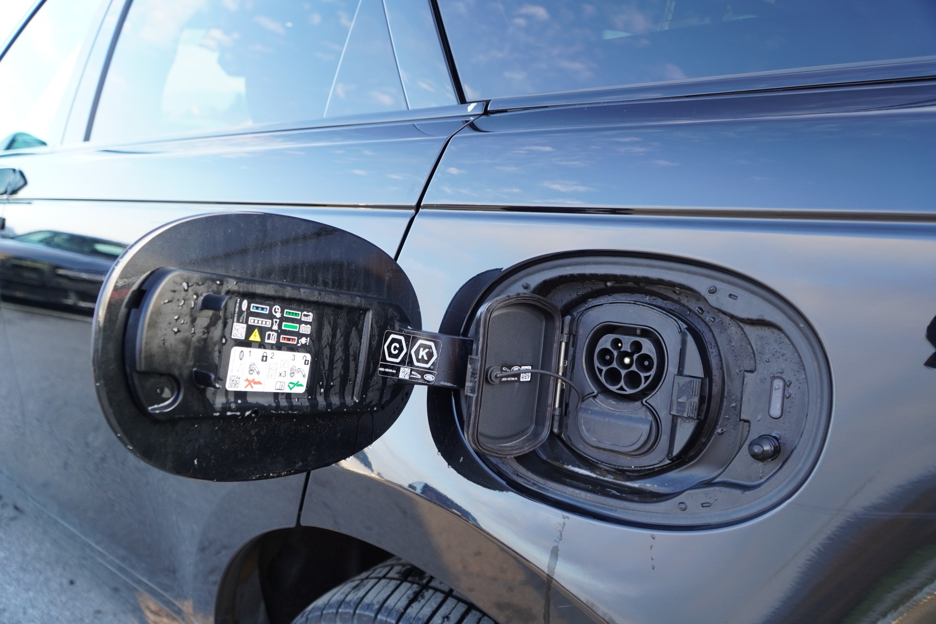 LAND ROVER Range Rover Velar R-Dynamic P400e 2.0 I4 PHEV SE Automatic-image-25