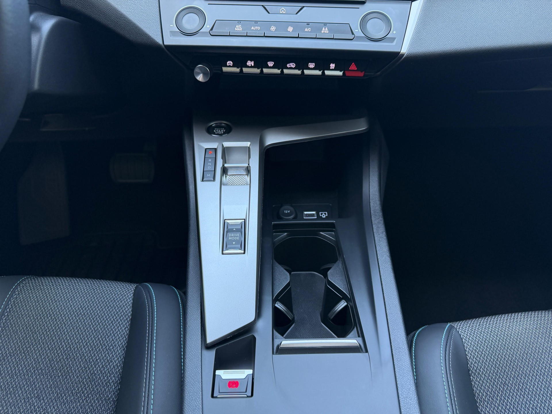 PEUGEOT 408 1.2 HEV 145 Allure-image-16