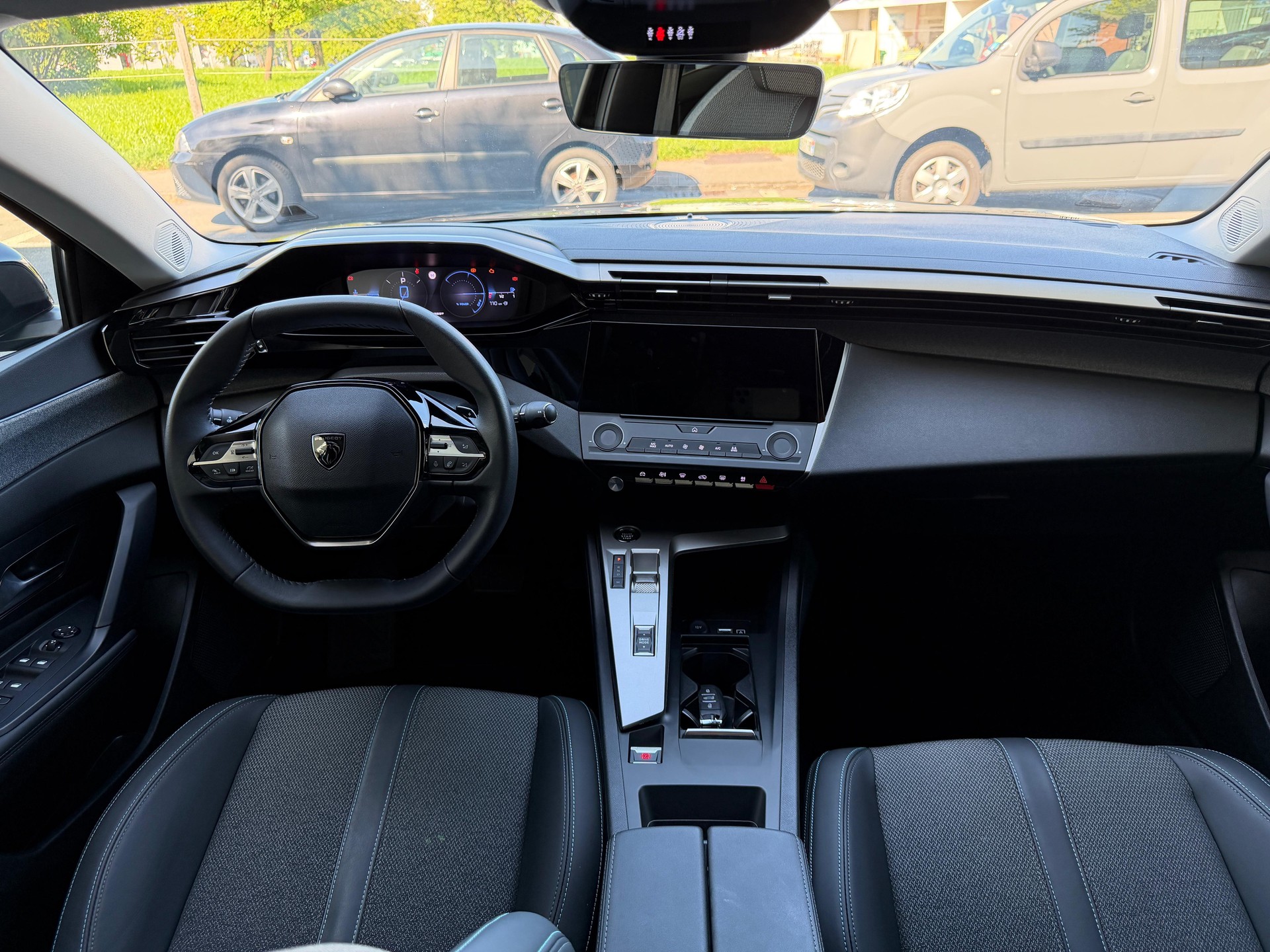 PEUGEOT 408 1.2 HEV 145 Allure-image-12