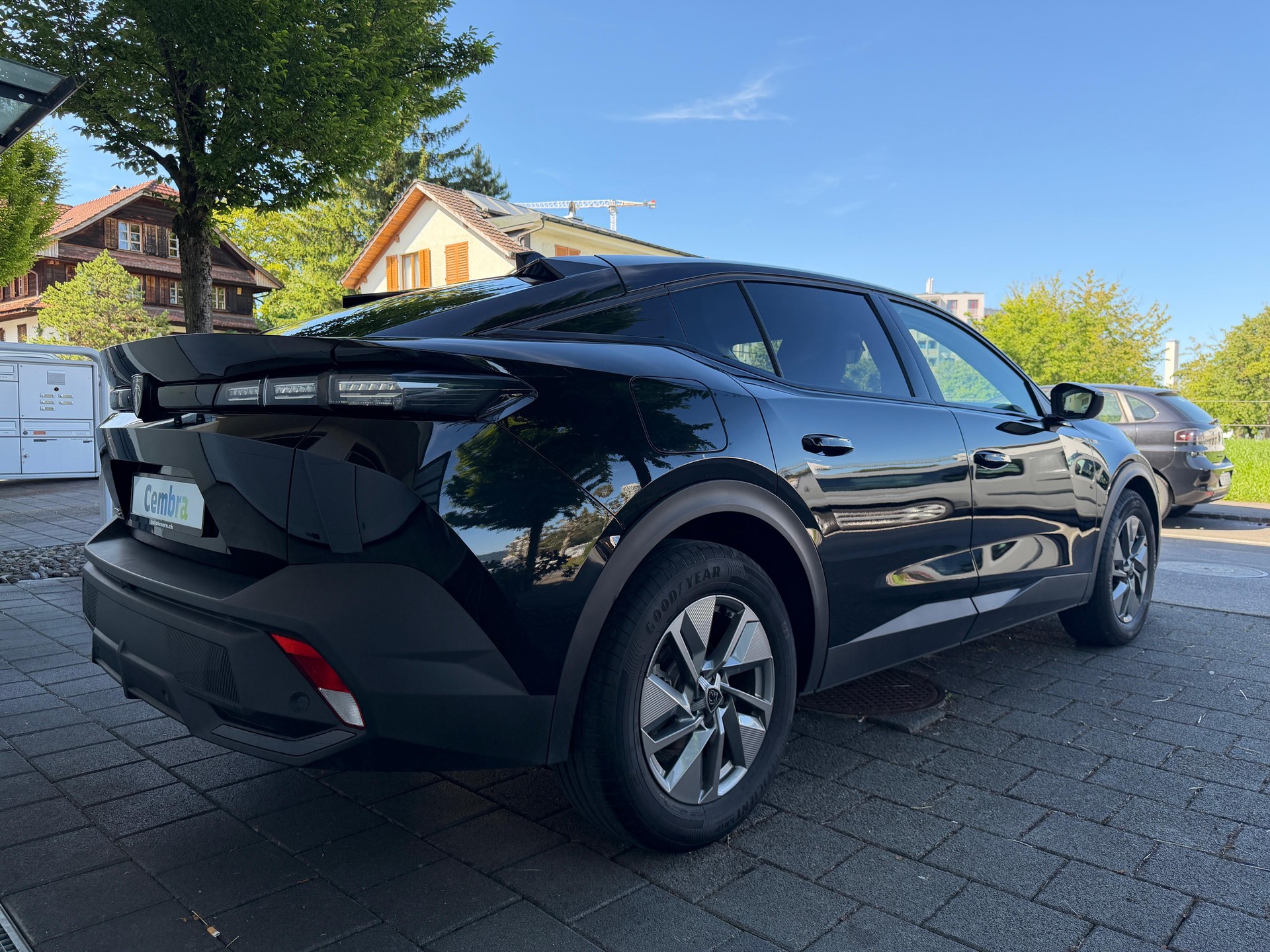 PEUGEOT 408 1.2 HEV 145 Allure-image-4