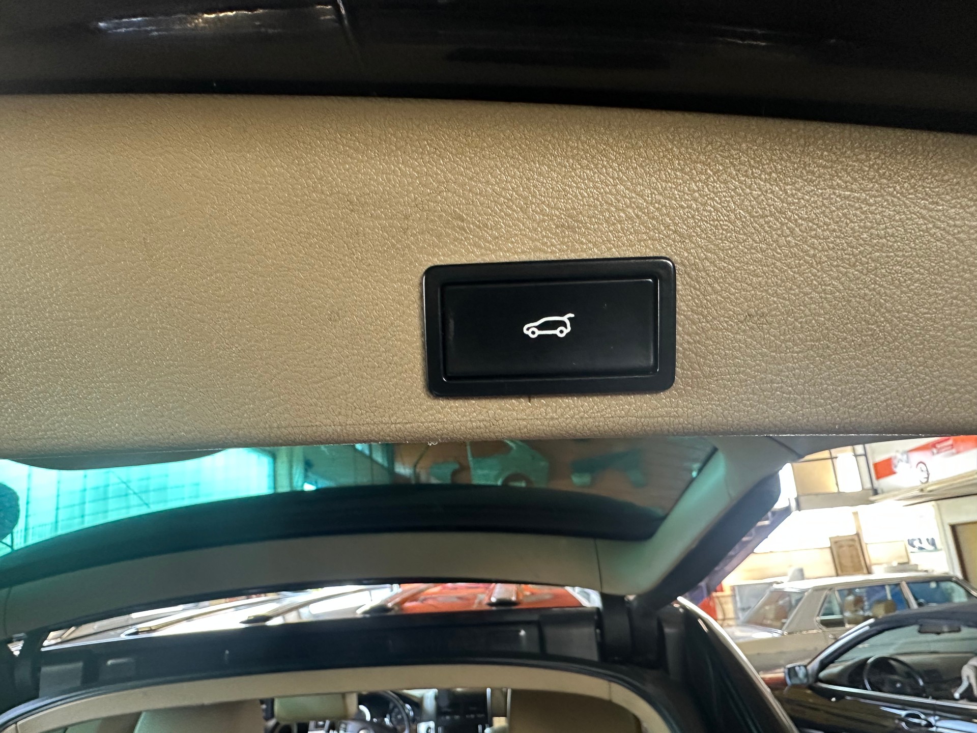 VW Touareg 3.0 TDI Tiptronic-image-14