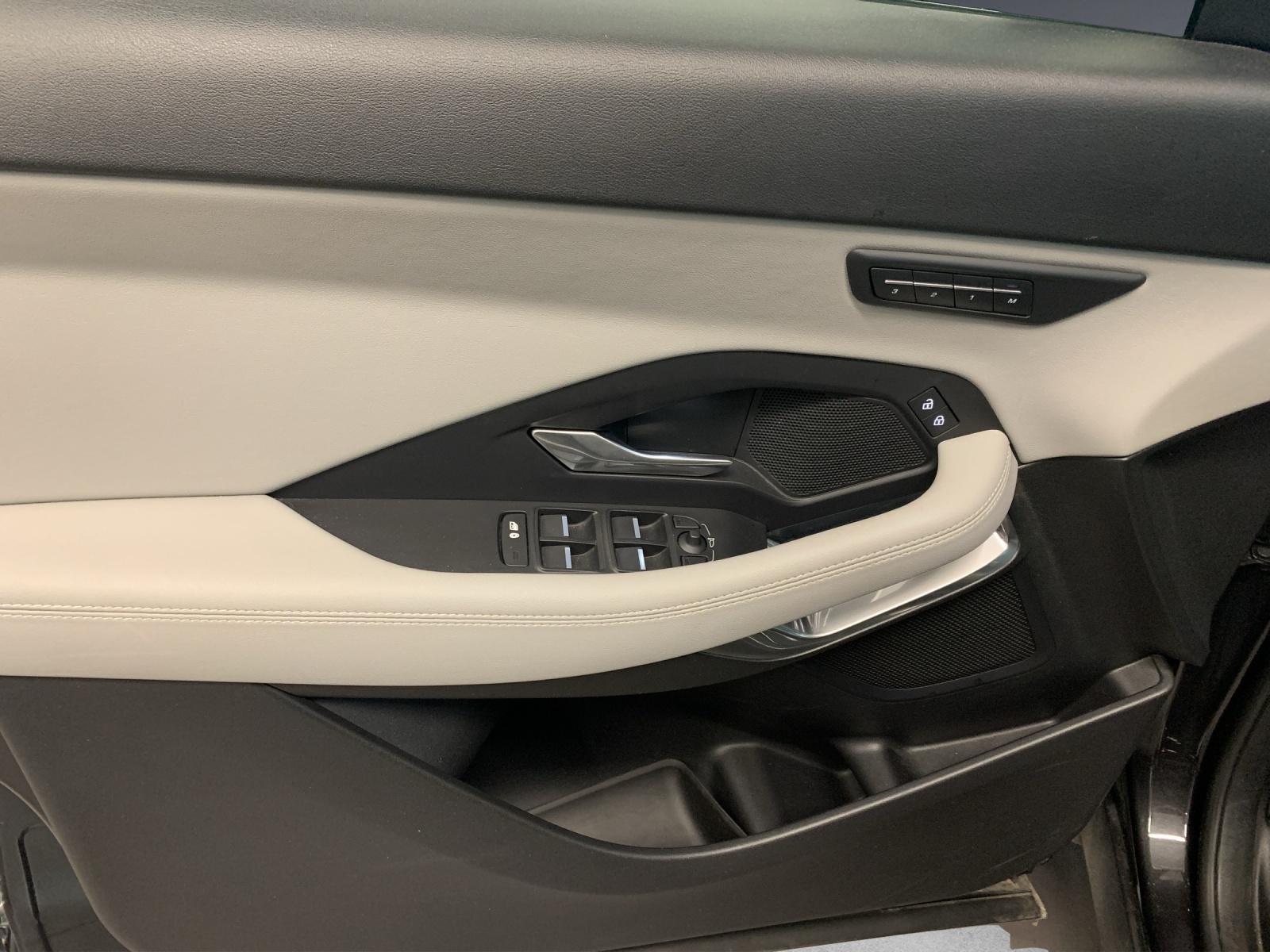 JAGUAR E-Pace 1.5 P300e AWD S-image-10