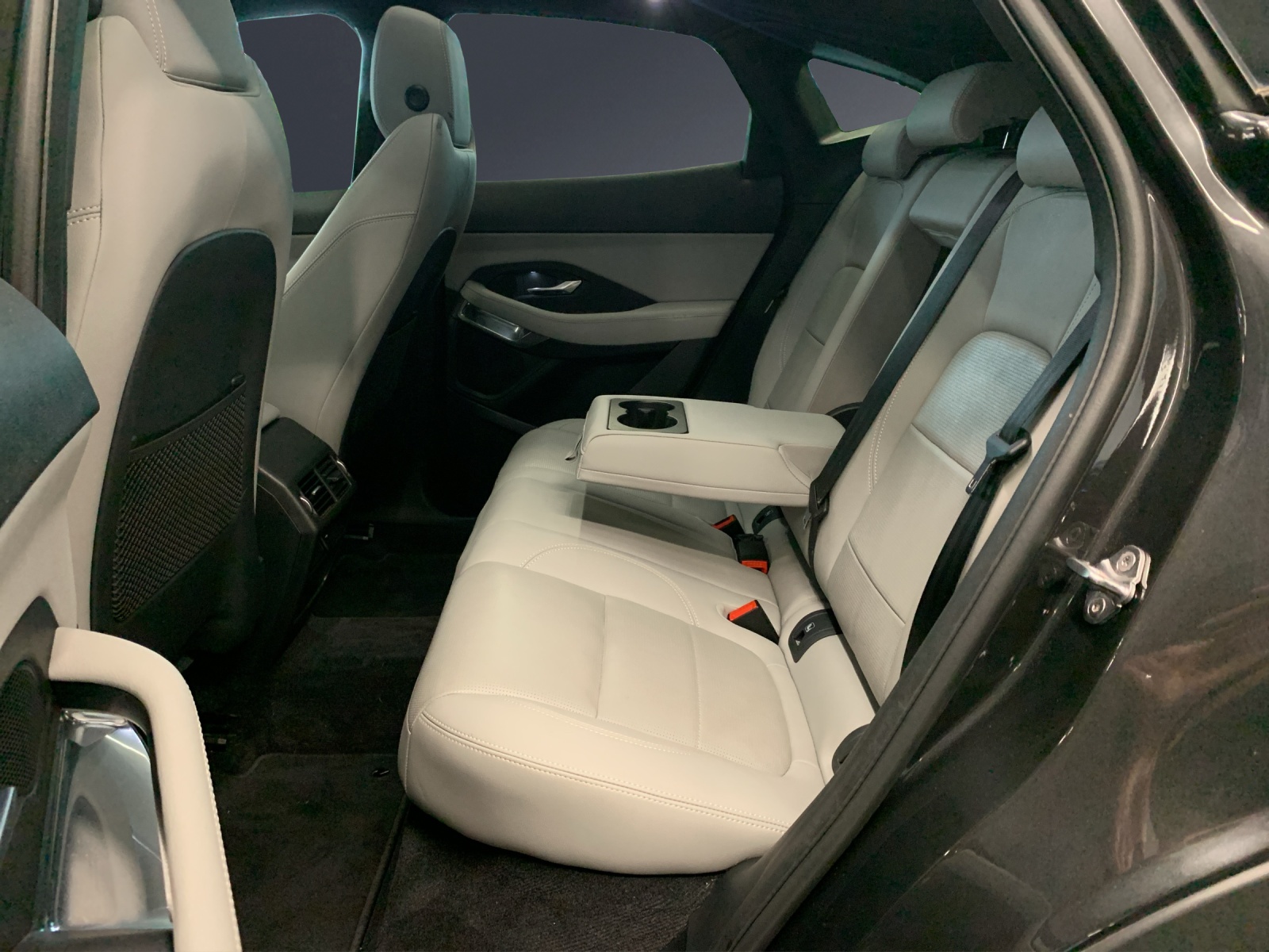 JAGUAR E-Pace 1.5 P300e AWD S-image-11