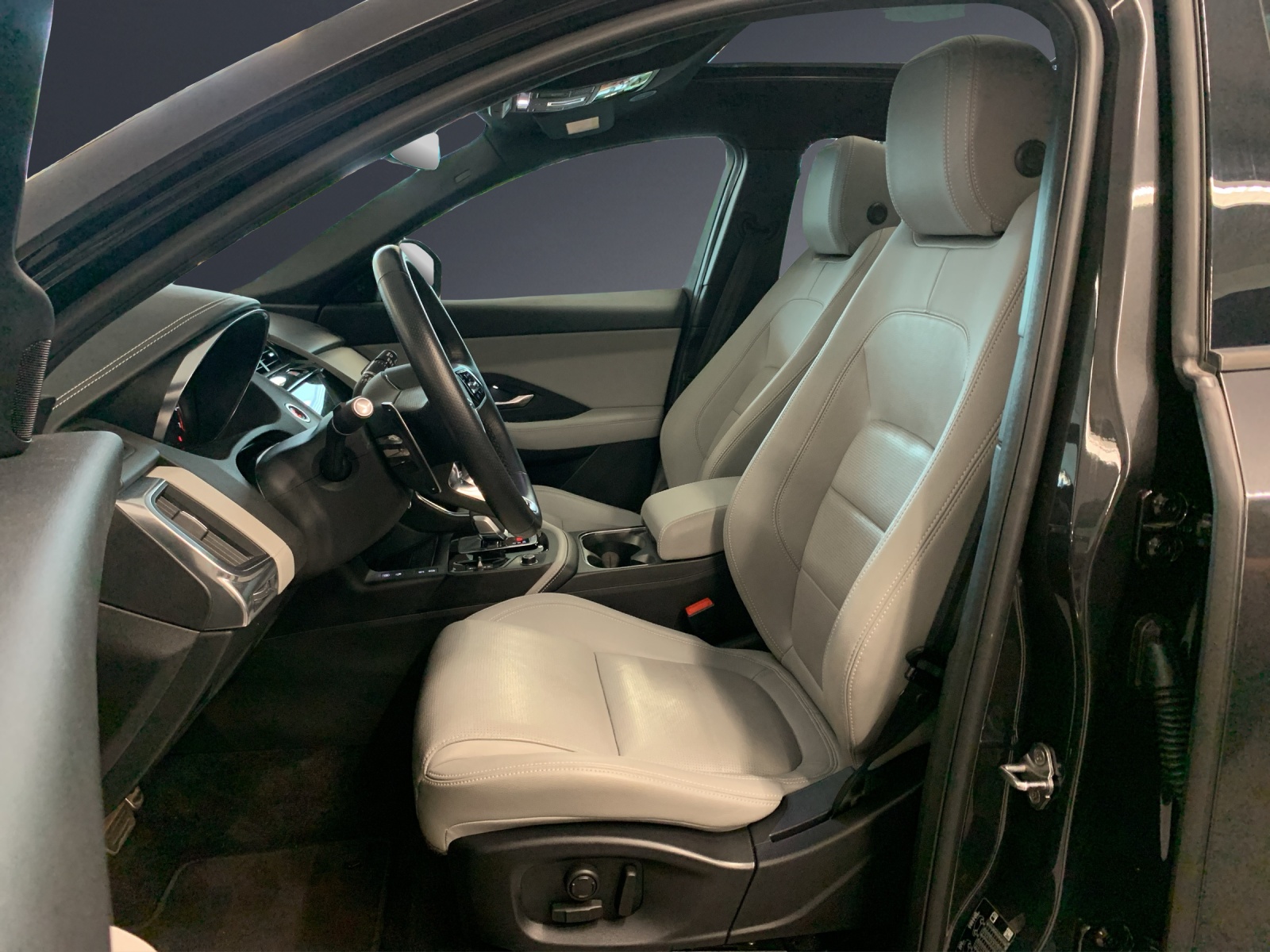JAGUAR E-Pace 1.5 P300e AWD S-image-5