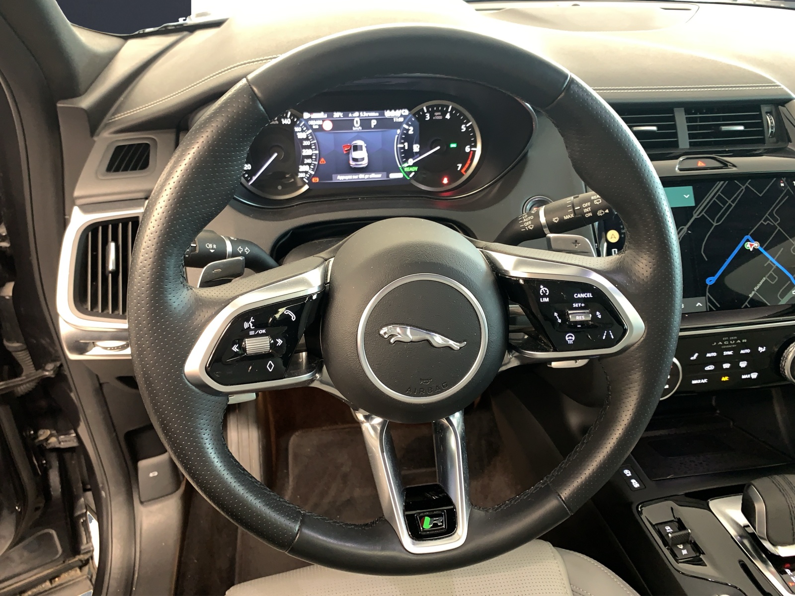 JAGUAR E-Pace 1.5 P300e AWD S-image-9