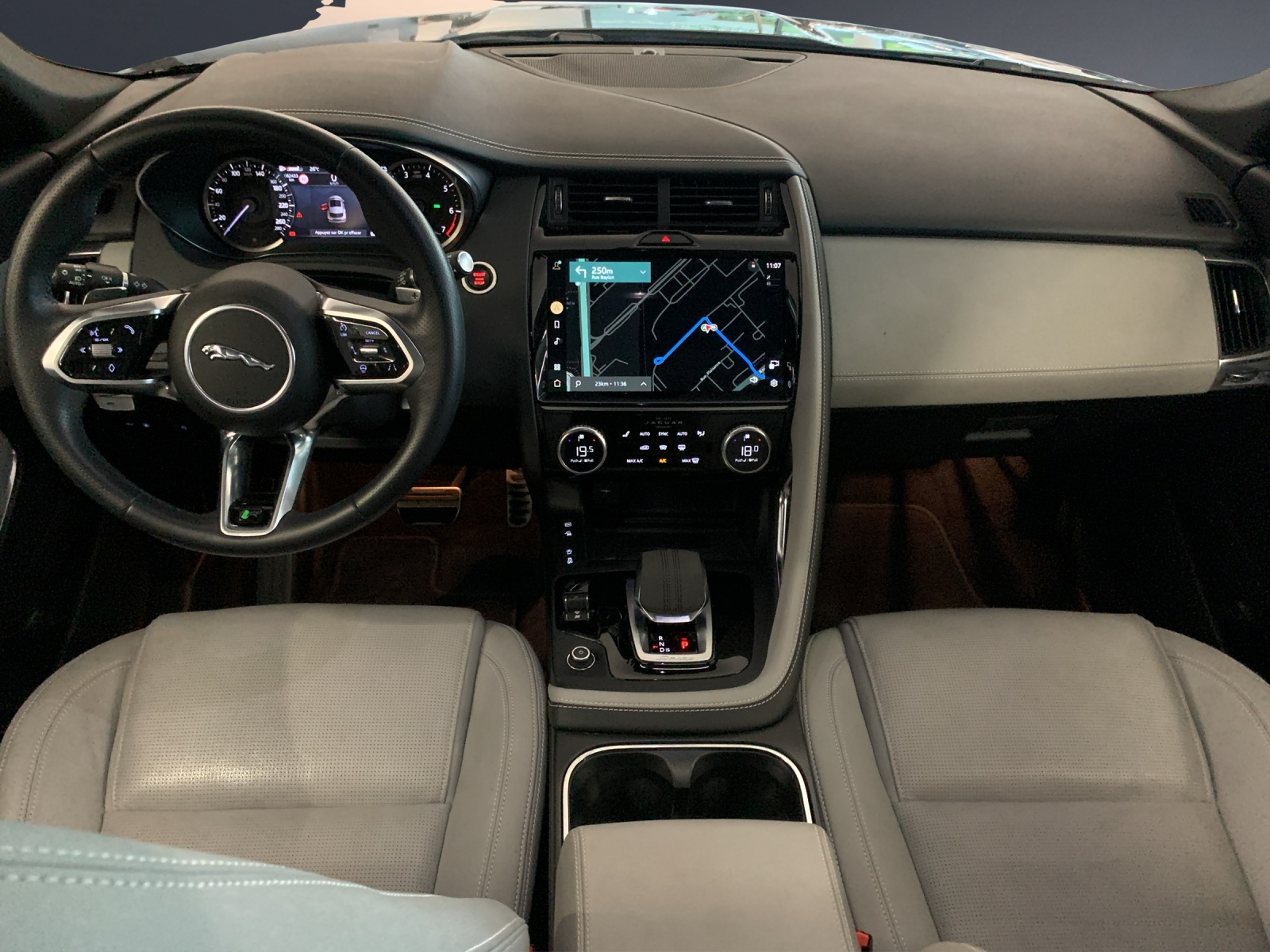 JAGUAR E-Pace 1.5 P300e AWD S-image-8