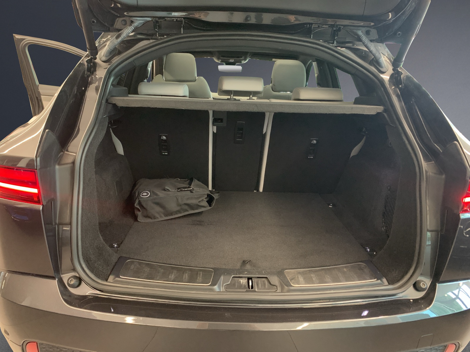 JAGUAR E-Pace 1.5 P300e AWD S-image-13