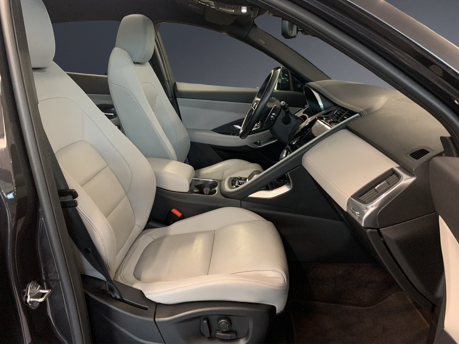 JAGUAR E-Pace 1.5 P300e AWD S-image-6