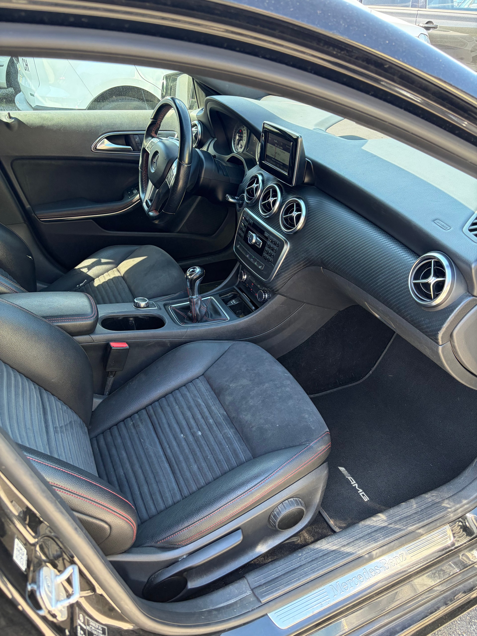 MERCEDES-BENZ A 200 AMG Line-image-5