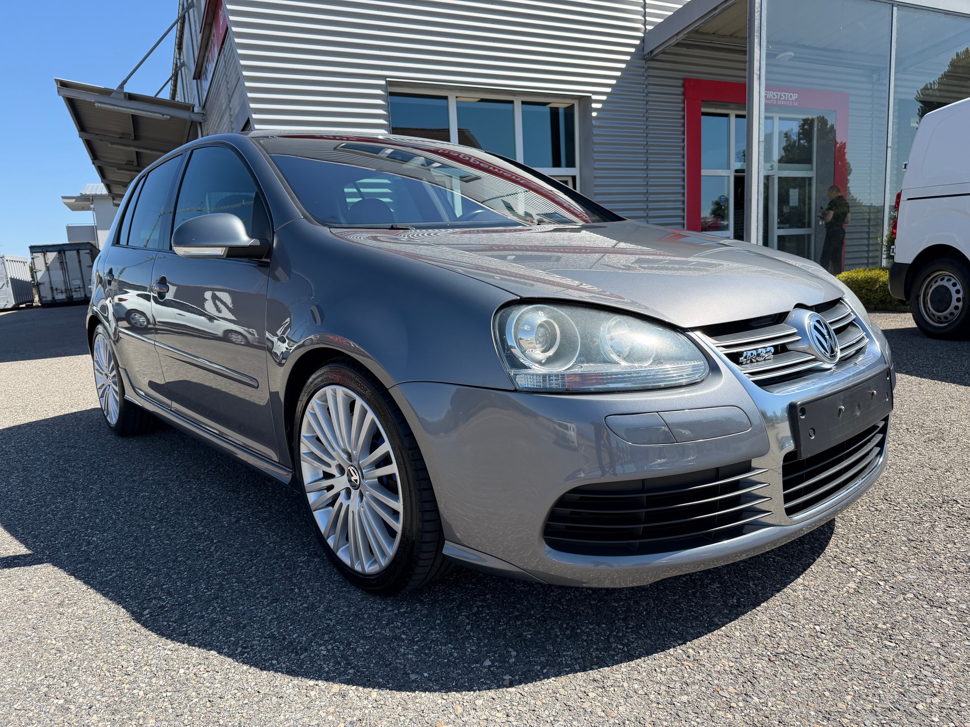 VW Golf R32 4Motion-image-0