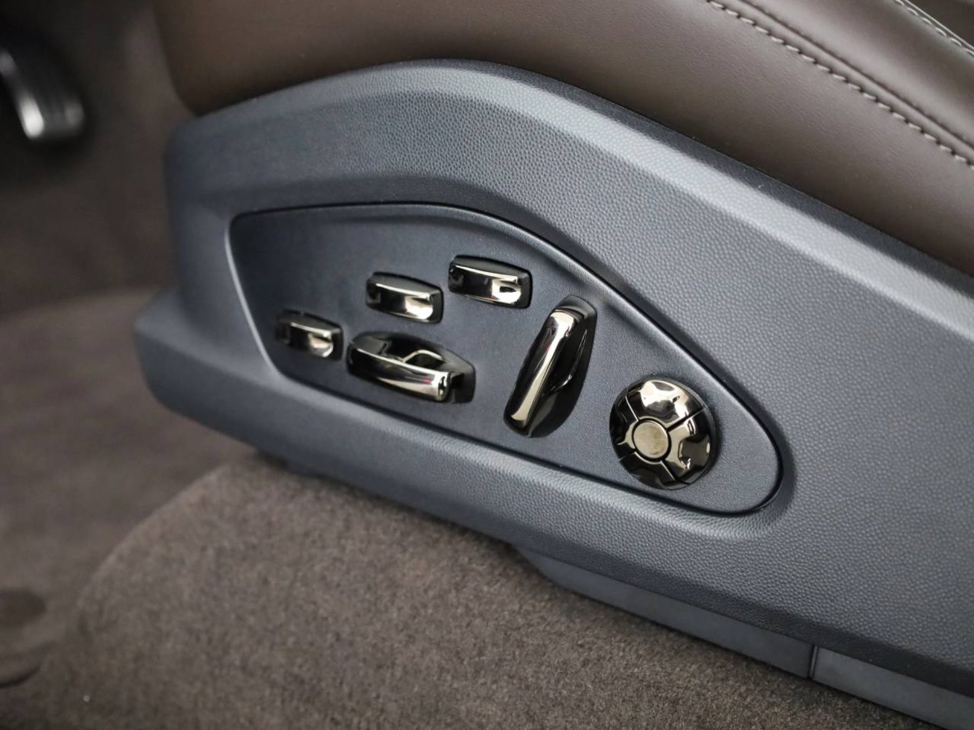 PORSCHE Cayenne Turbo Coupé Electric-image-17