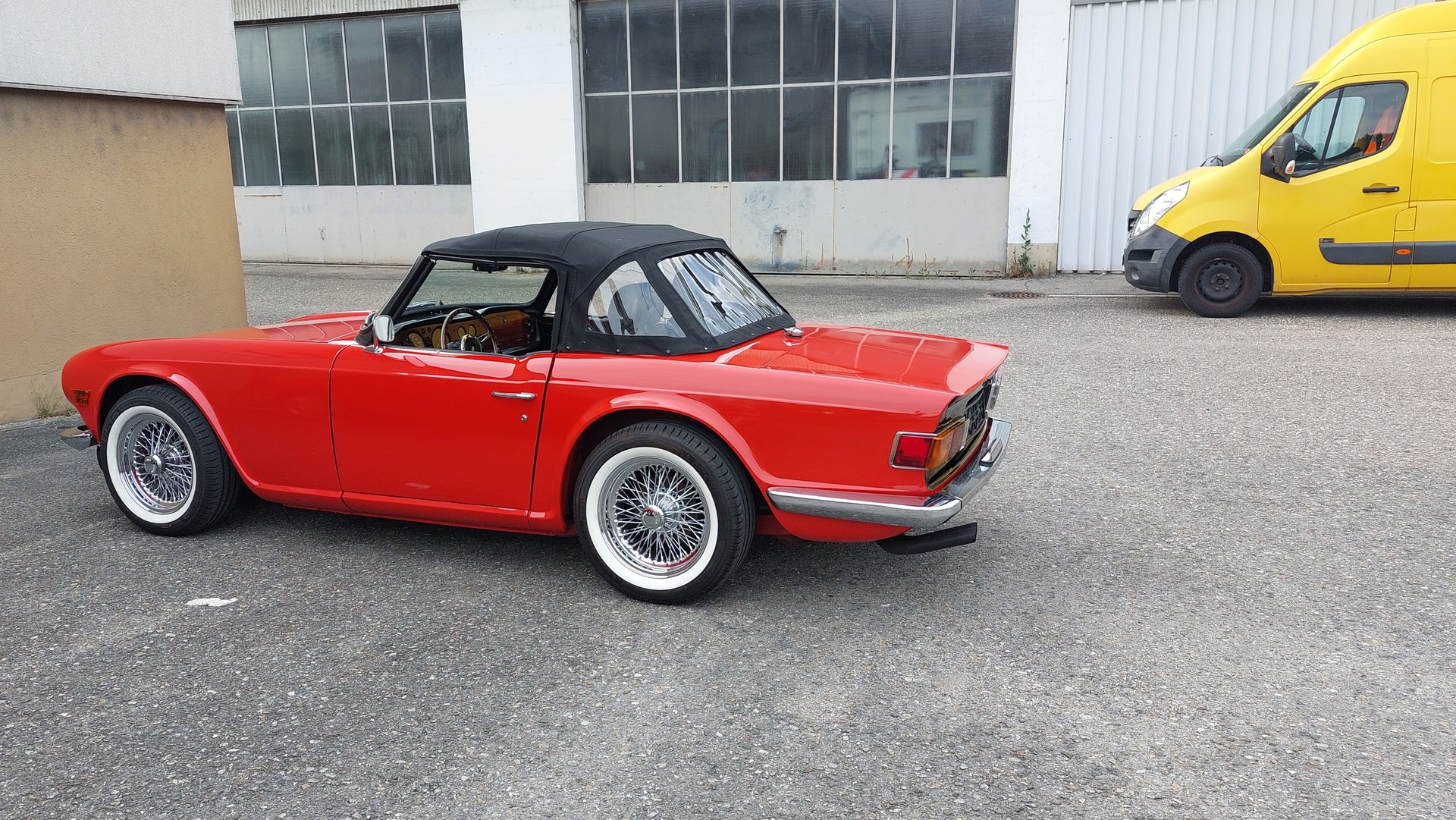 TRIUMPH TR6-image-2
