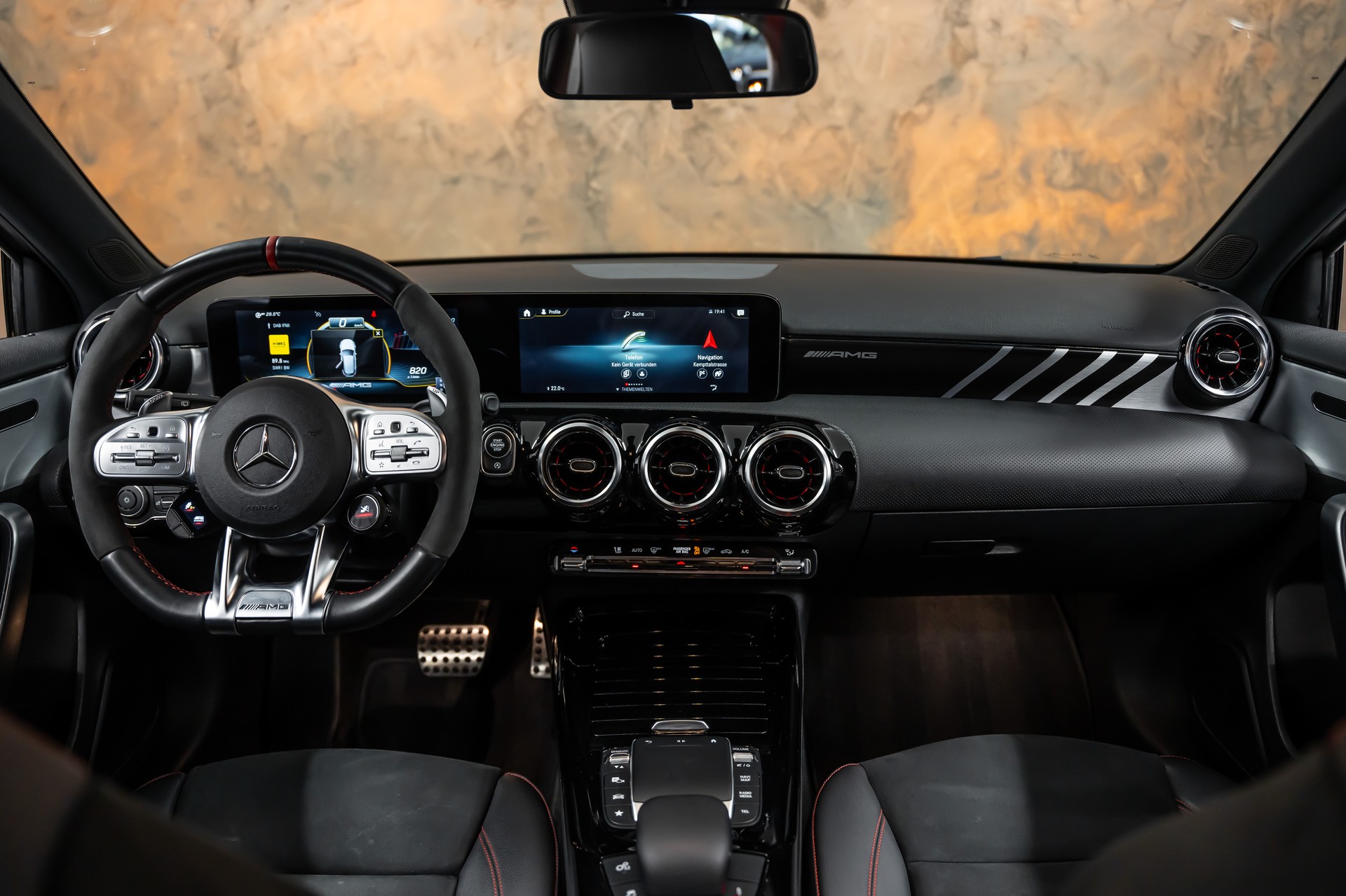 MERCEDES-BENZ A 45 AMG 4Matic+ Speedshift *Magno-Grau*AMG-Abgasanlage*AMG-Performance*-image-15