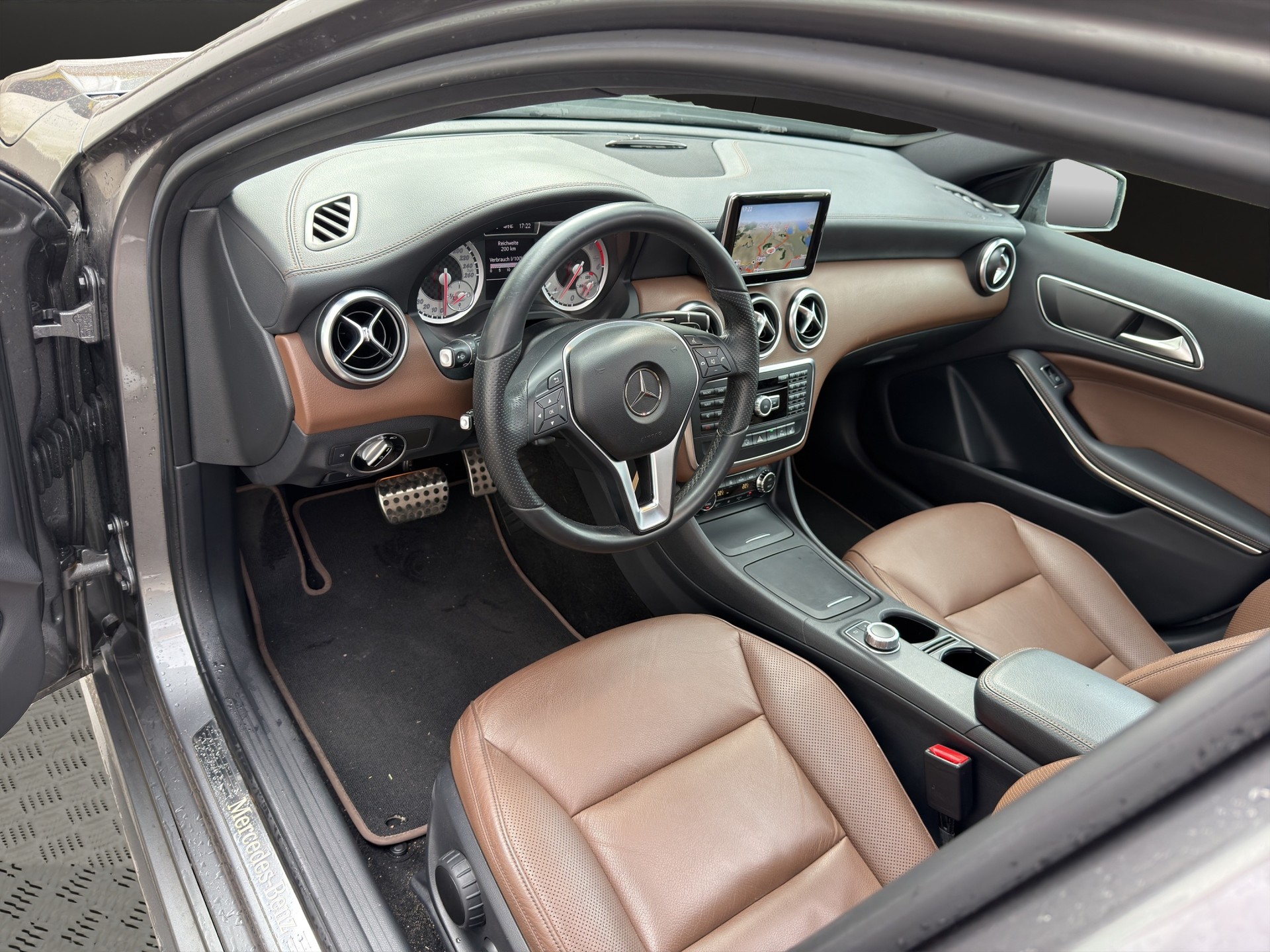 MERCEDES-BENZ A 220 CDI AMG Line 7G-DCT-image-8