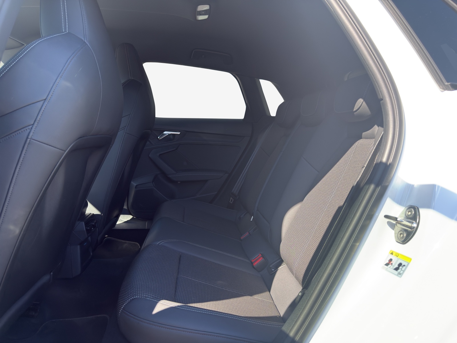 AUDI A3 Sportback 35 TFSI S line-image-11
