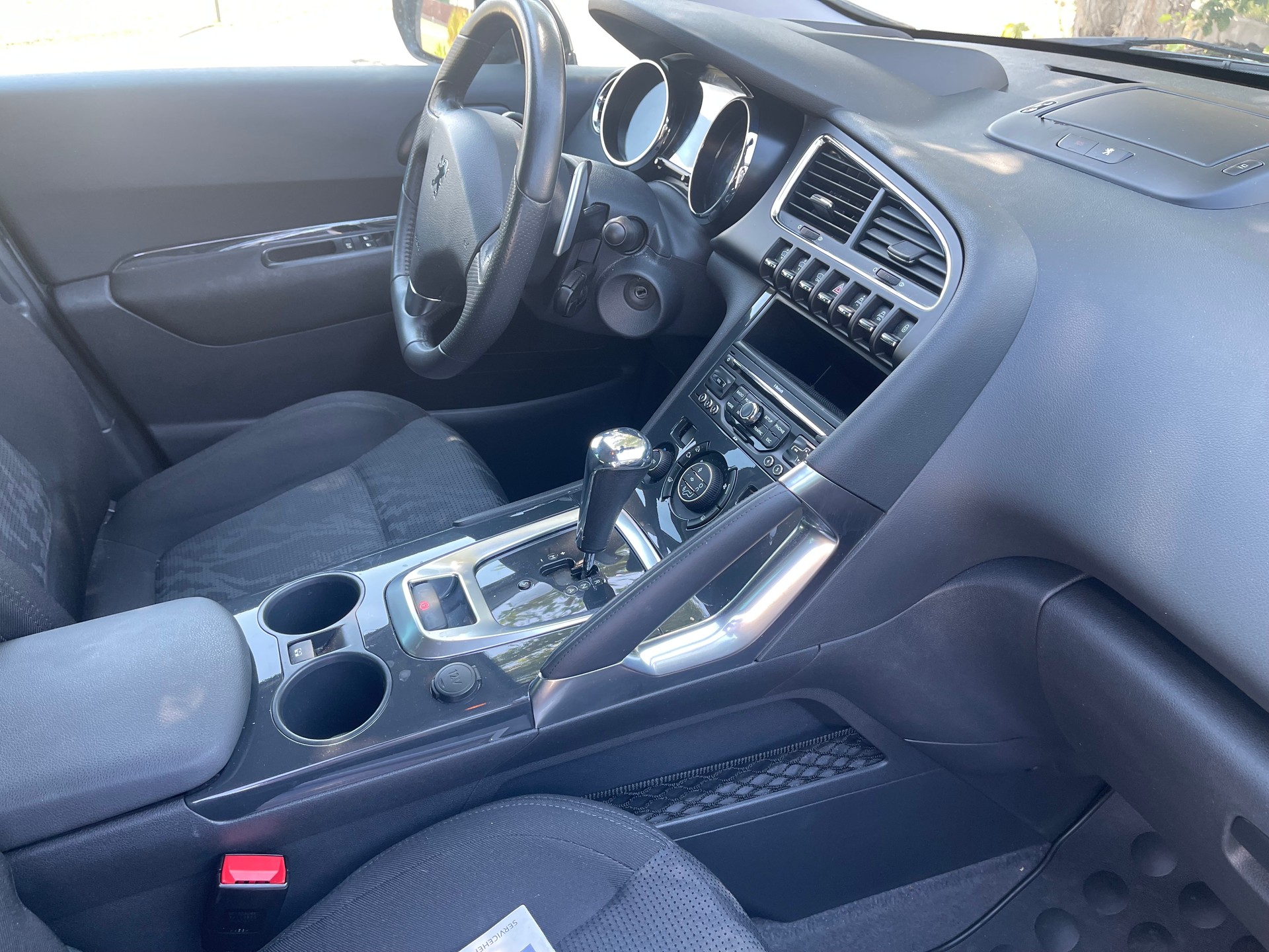 PEUGEOT 3008 1.6 HDI Sport Pack EGS6-image-9