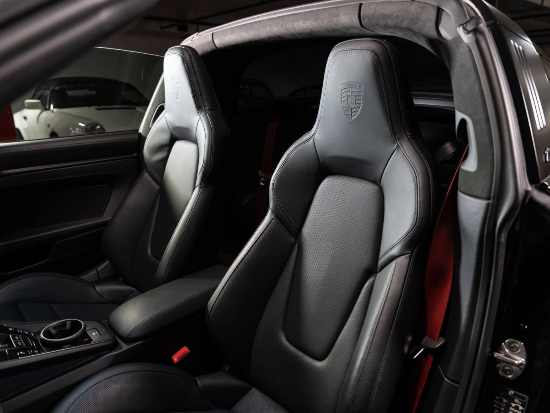 PORSCHE 911 Targa 4 GTS-image-4