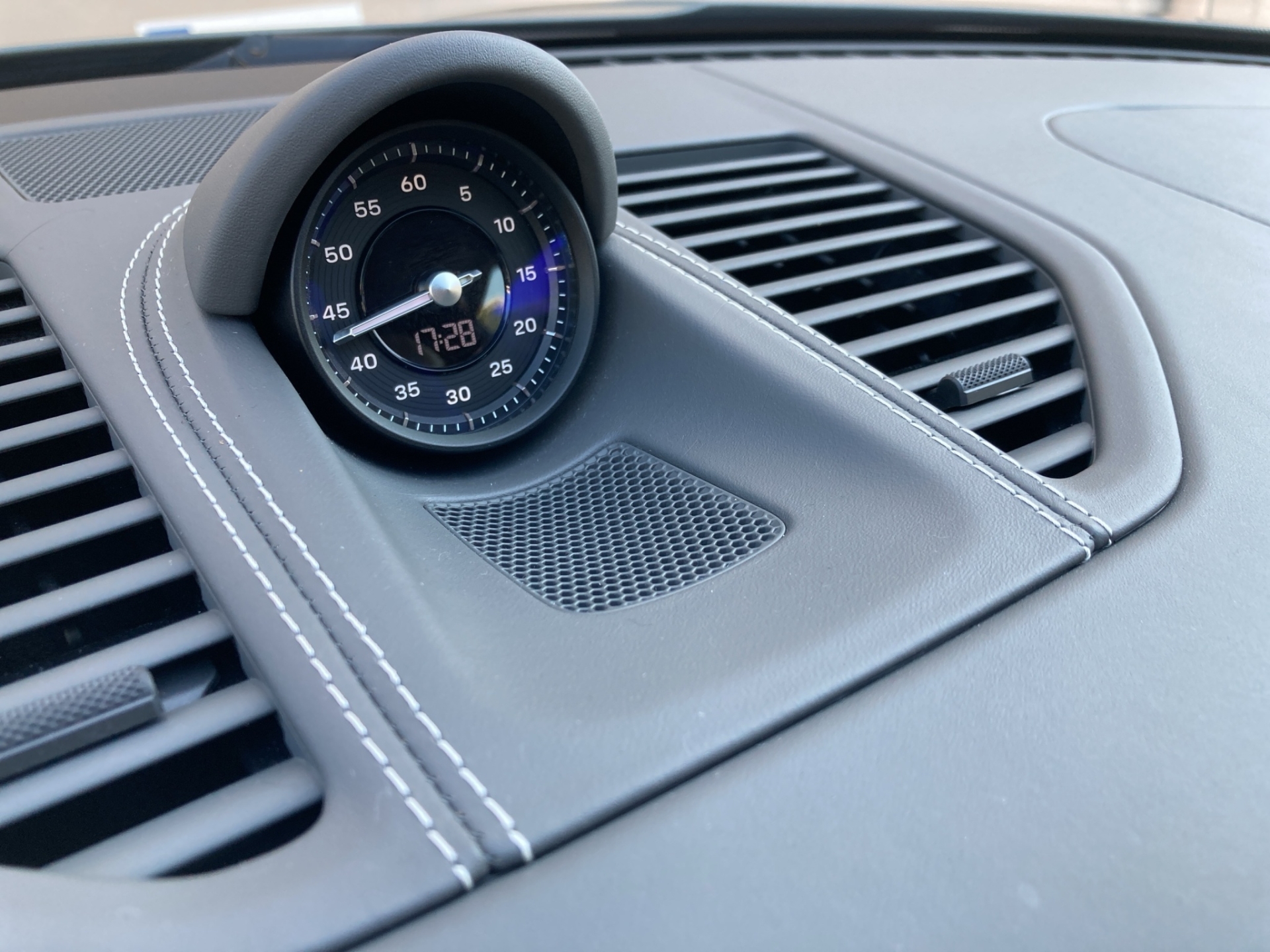 PORSCHE 911 Carrera 4S-image-19