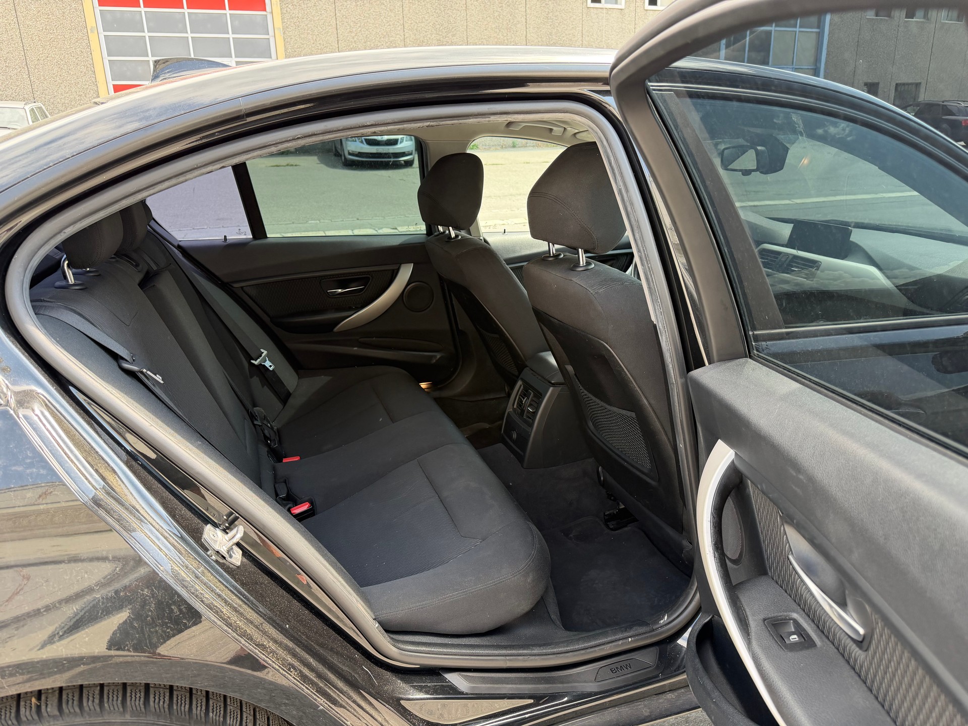 BMW 320i xDrive Modern Line Steptronic-image-9