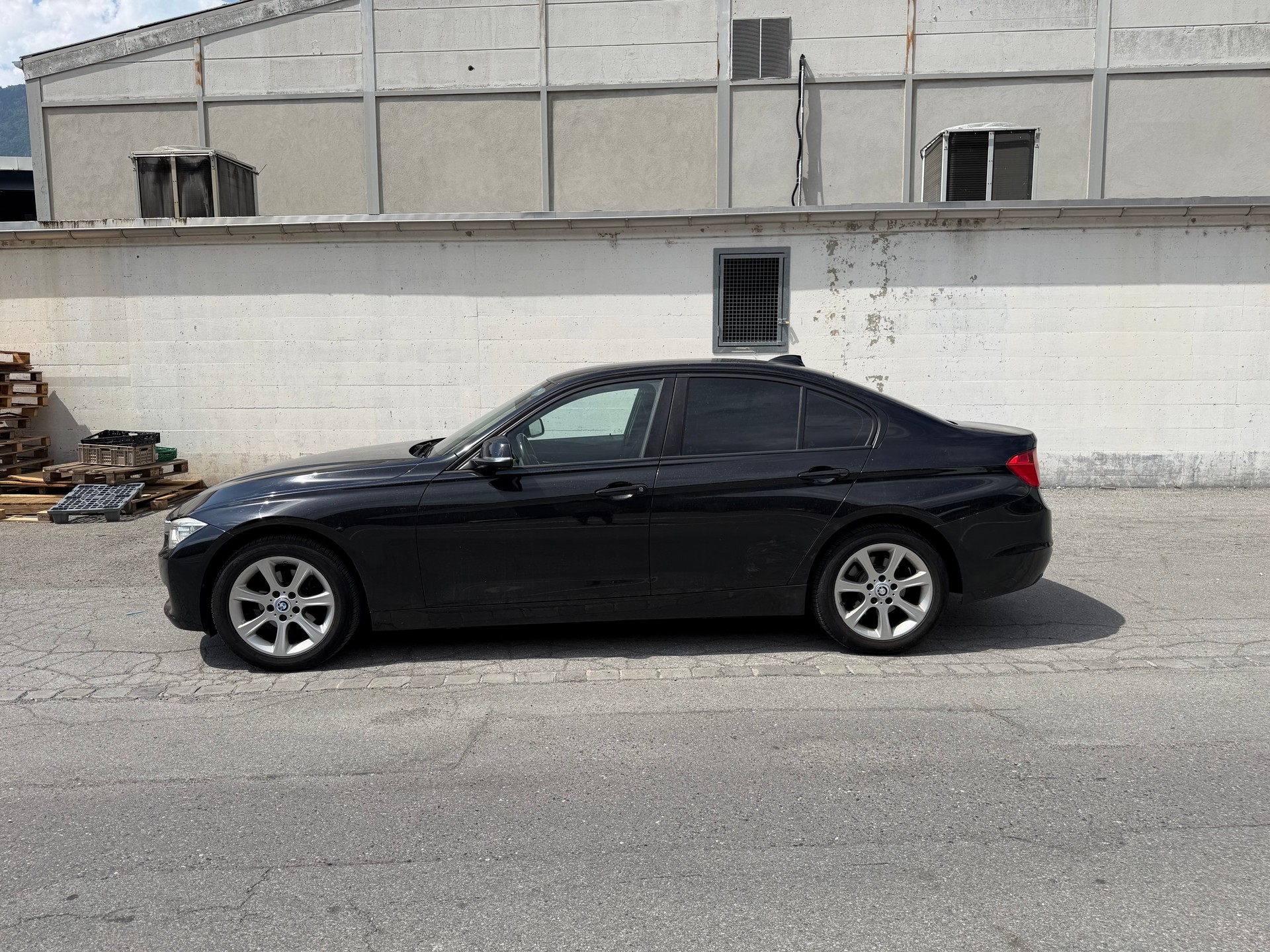 BMW 320i xDrive Modern Line Steptronic-image-1