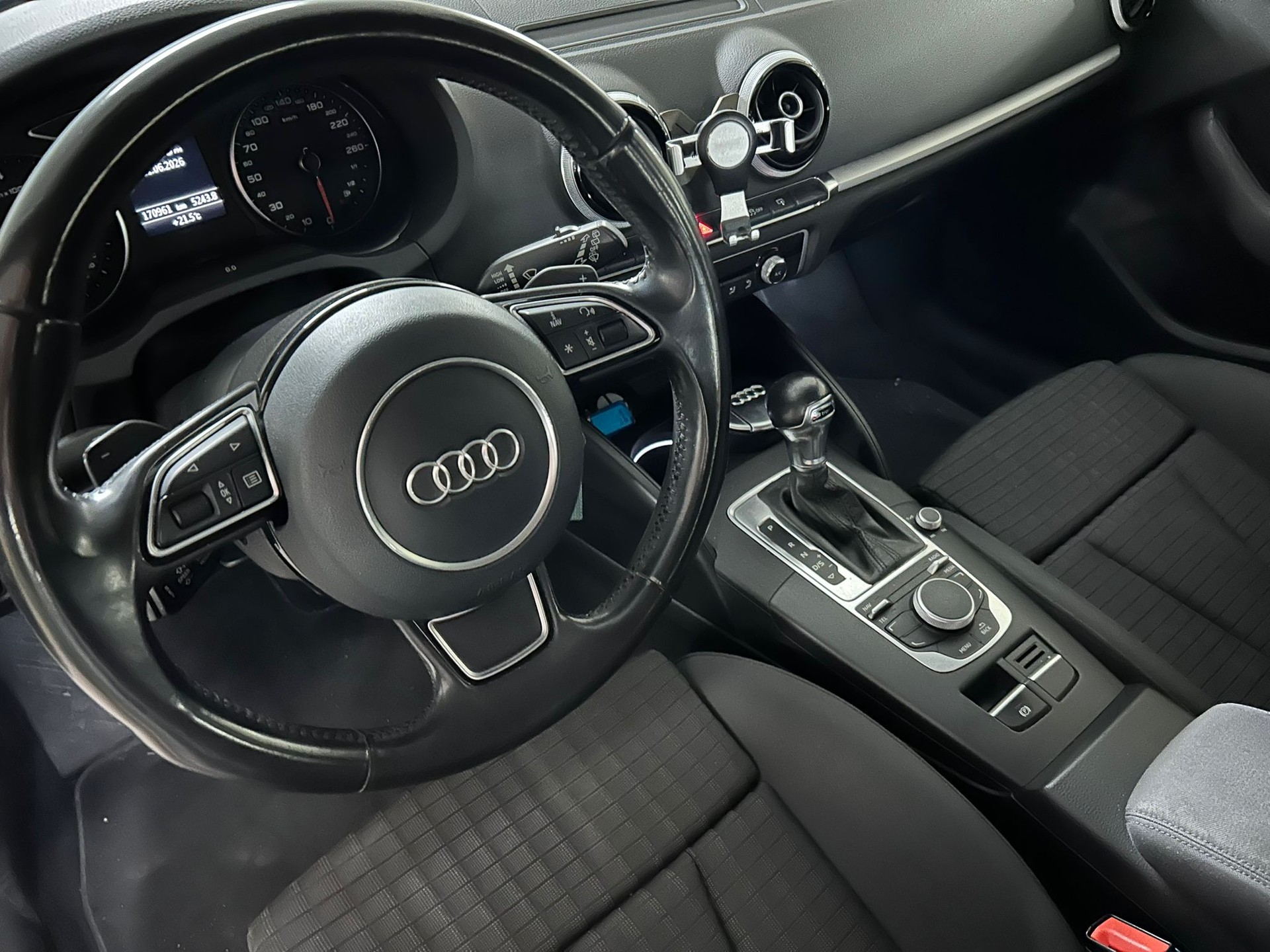AUDI A3 Sportback 2.0 TDI Attraction S-tronic-image-2