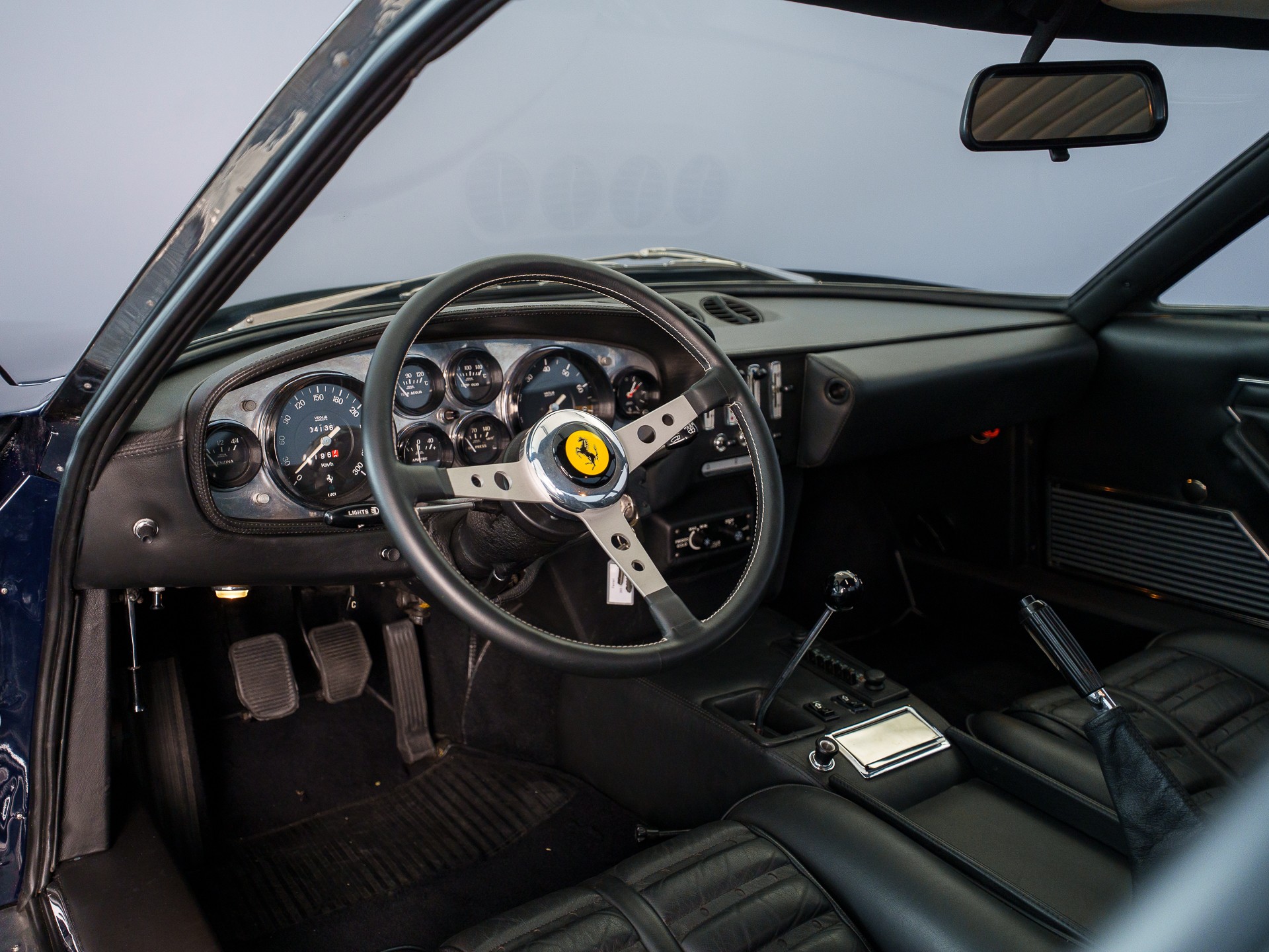 FERRARI 365 GTB 4 Daytona-image-14