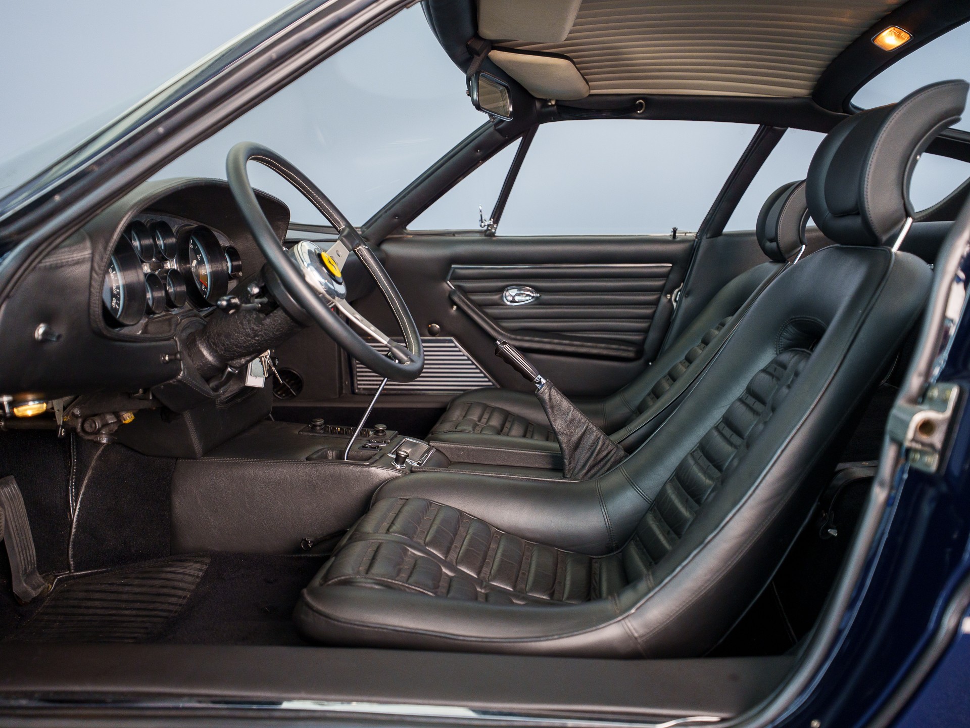 FERRARI 365 GTB 4 Daytona-image-15