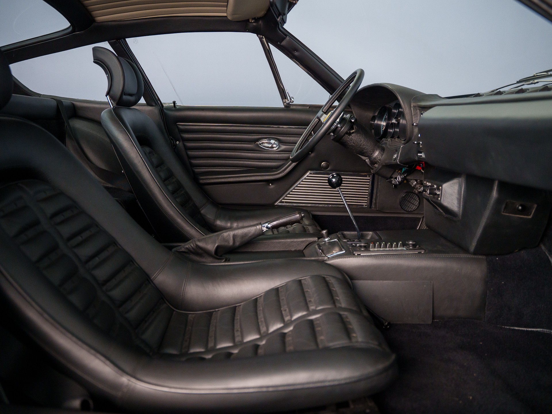 FERRARI 365 GTB 4 Daytona-image-18