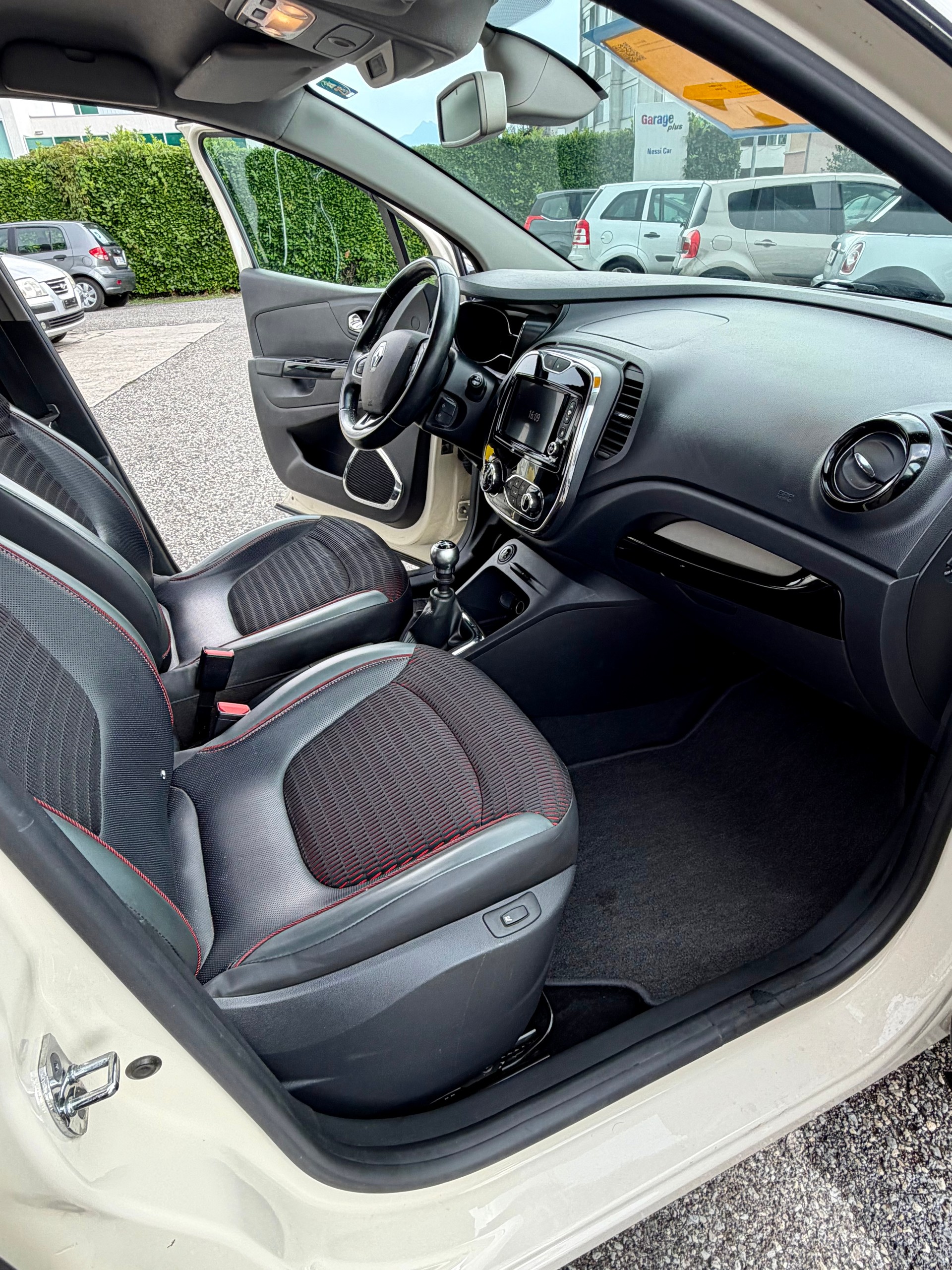 RENAULT Captur 1.2 T 16V Intens-image-6