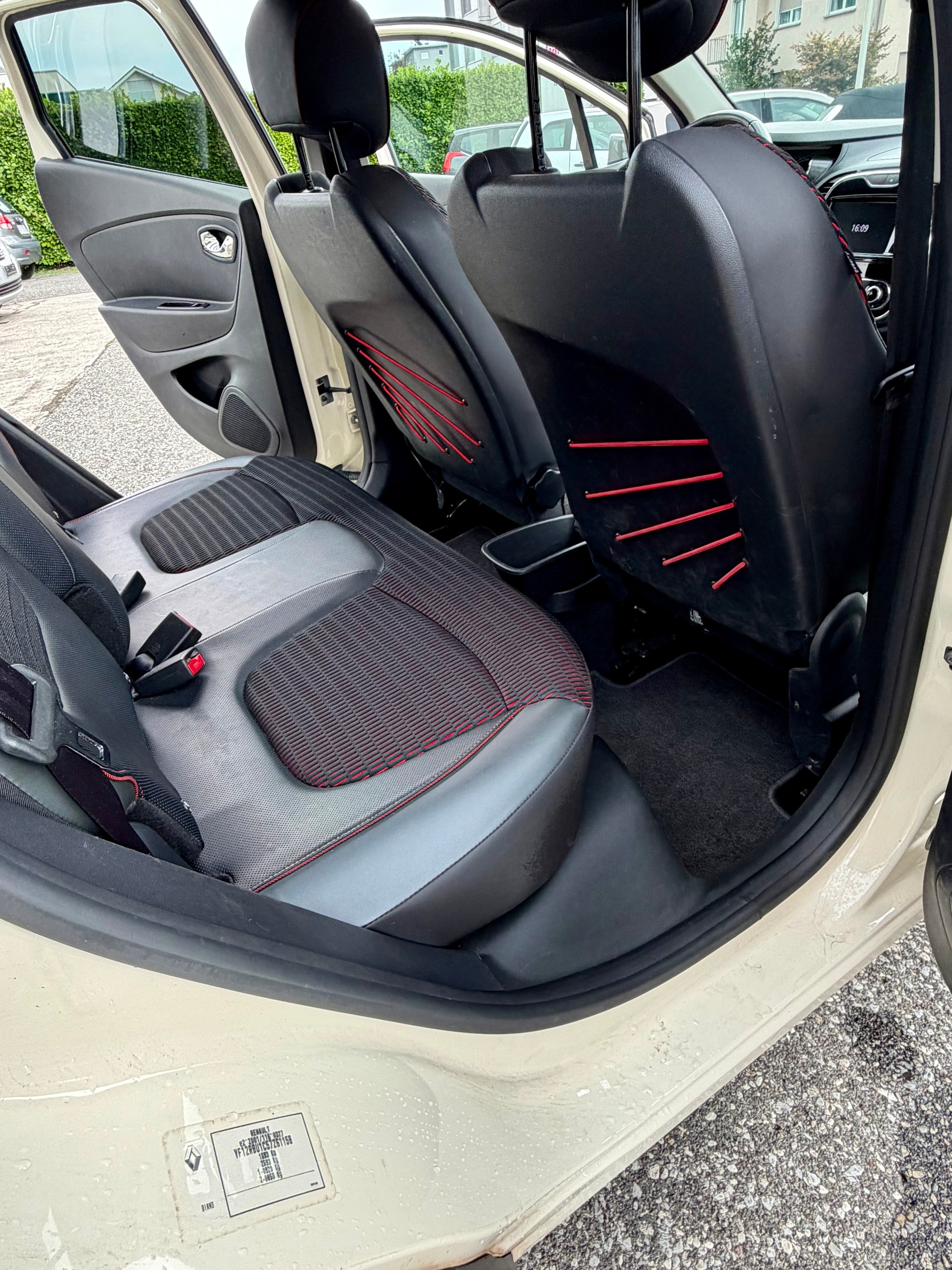 RENAULT Captur 1.2 T 16V Intens-image-7