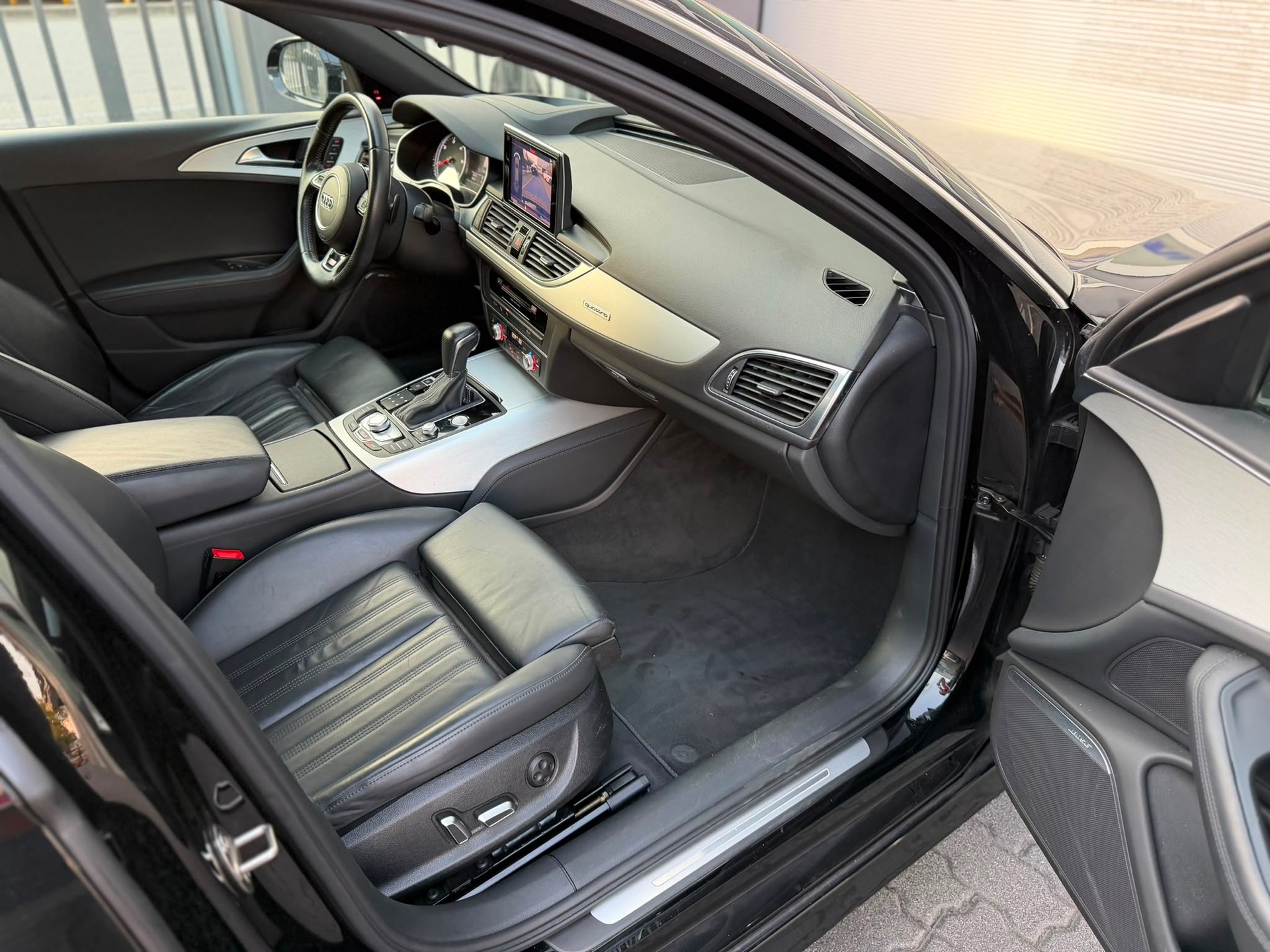 AUDI A6 Avant 3.0 TDI V6 quattro S-tronic-image-14