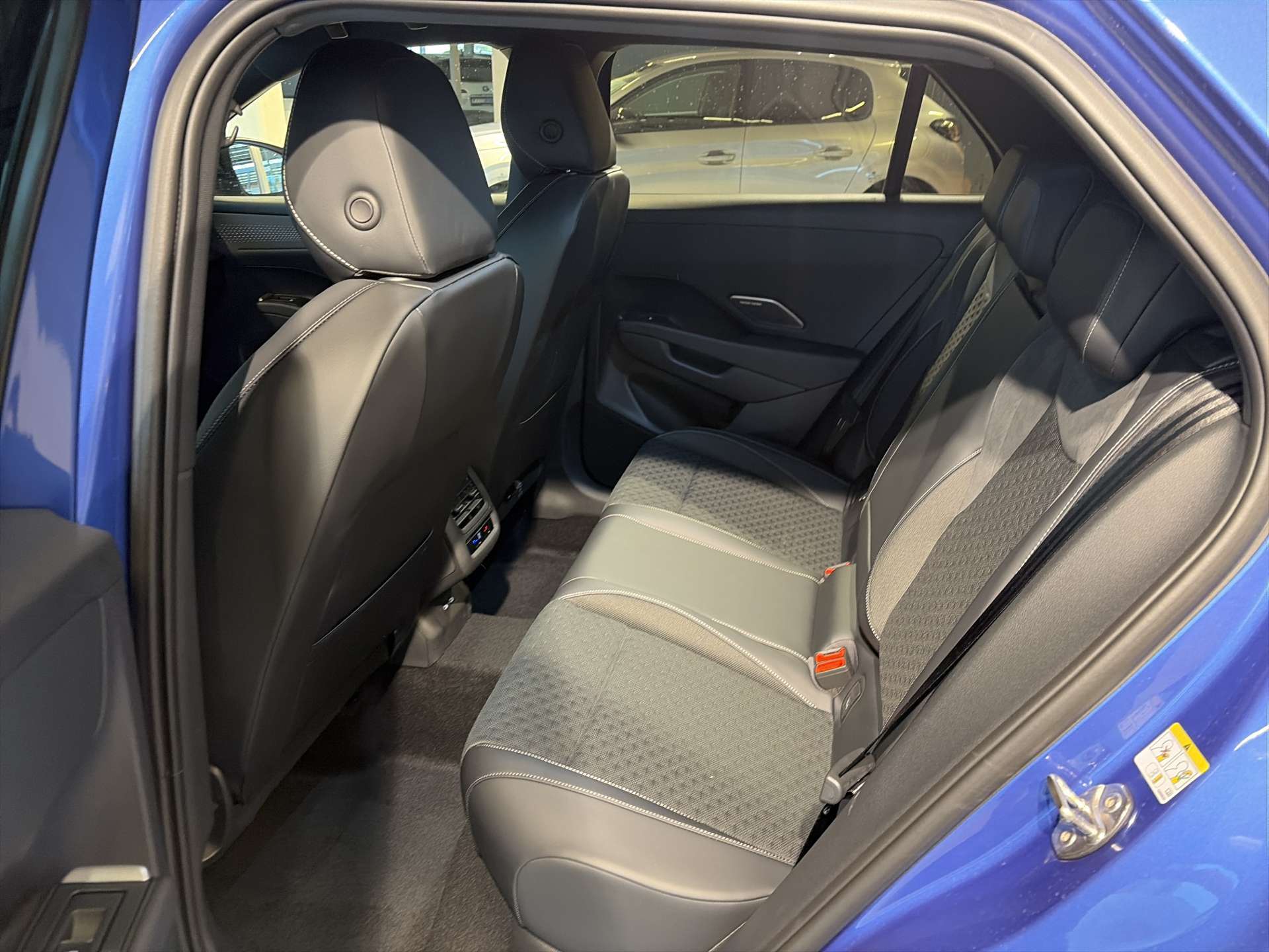 VW T-Roc 1.5 eTSi mHEV R-Line DSG-Automat-image-6