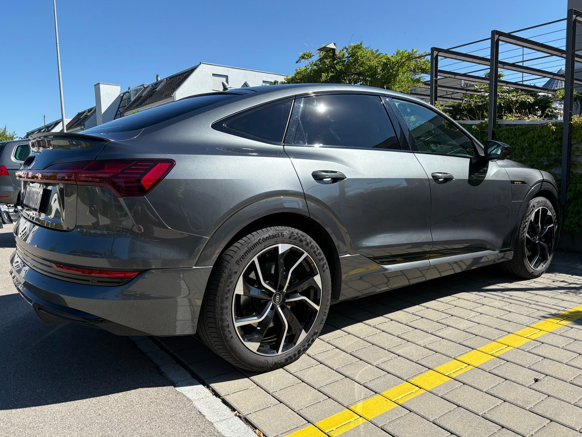 AUDI e-tron 55 Sportback S Line quattro-image-4