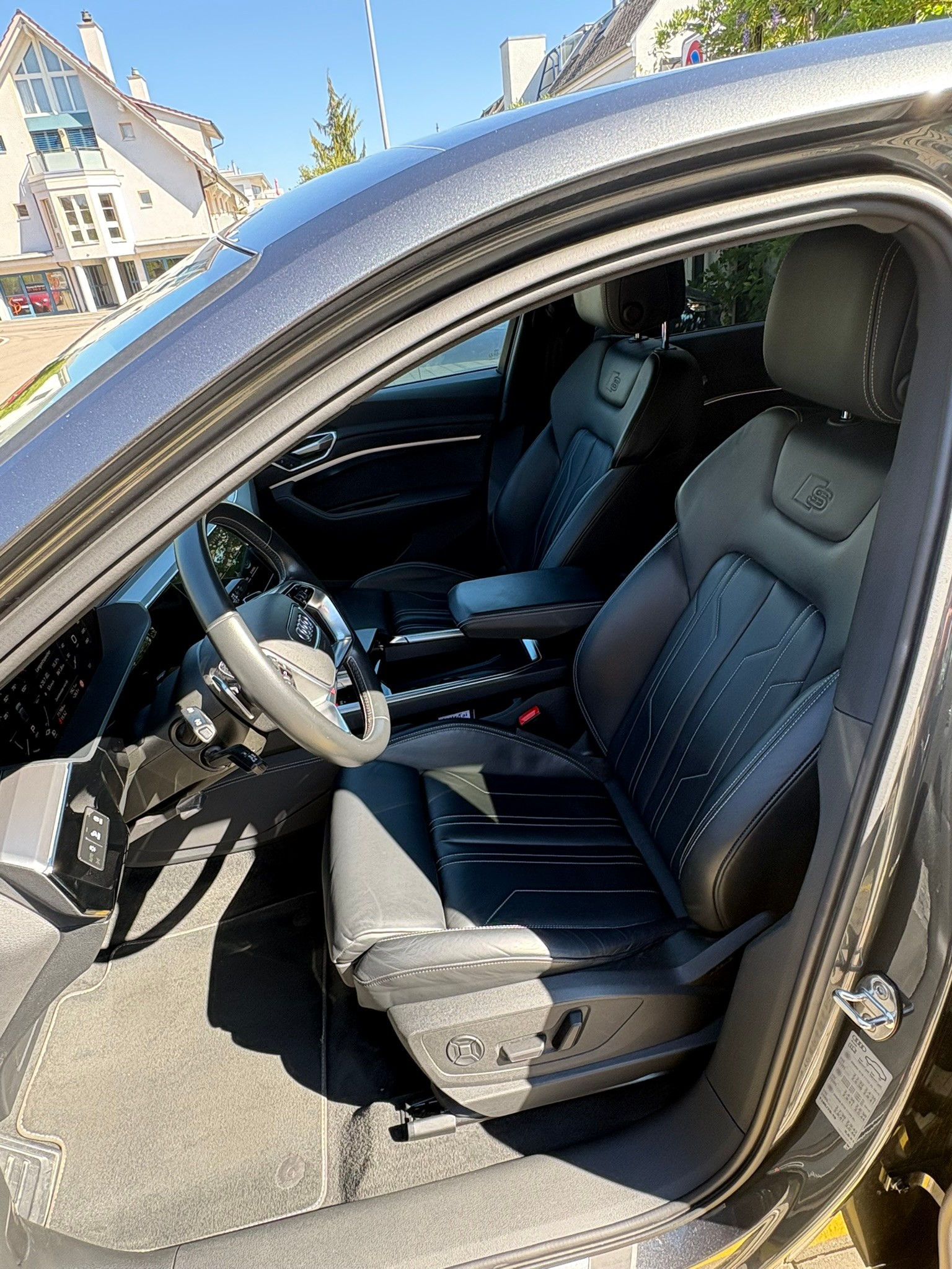 AUDI e-tron 55 Sportback S Line quattro-image-5