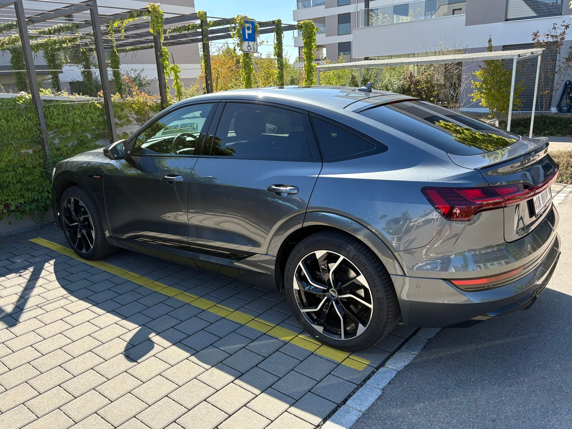 AUDI e-tron 55 Sportback S Line quattro-image-2